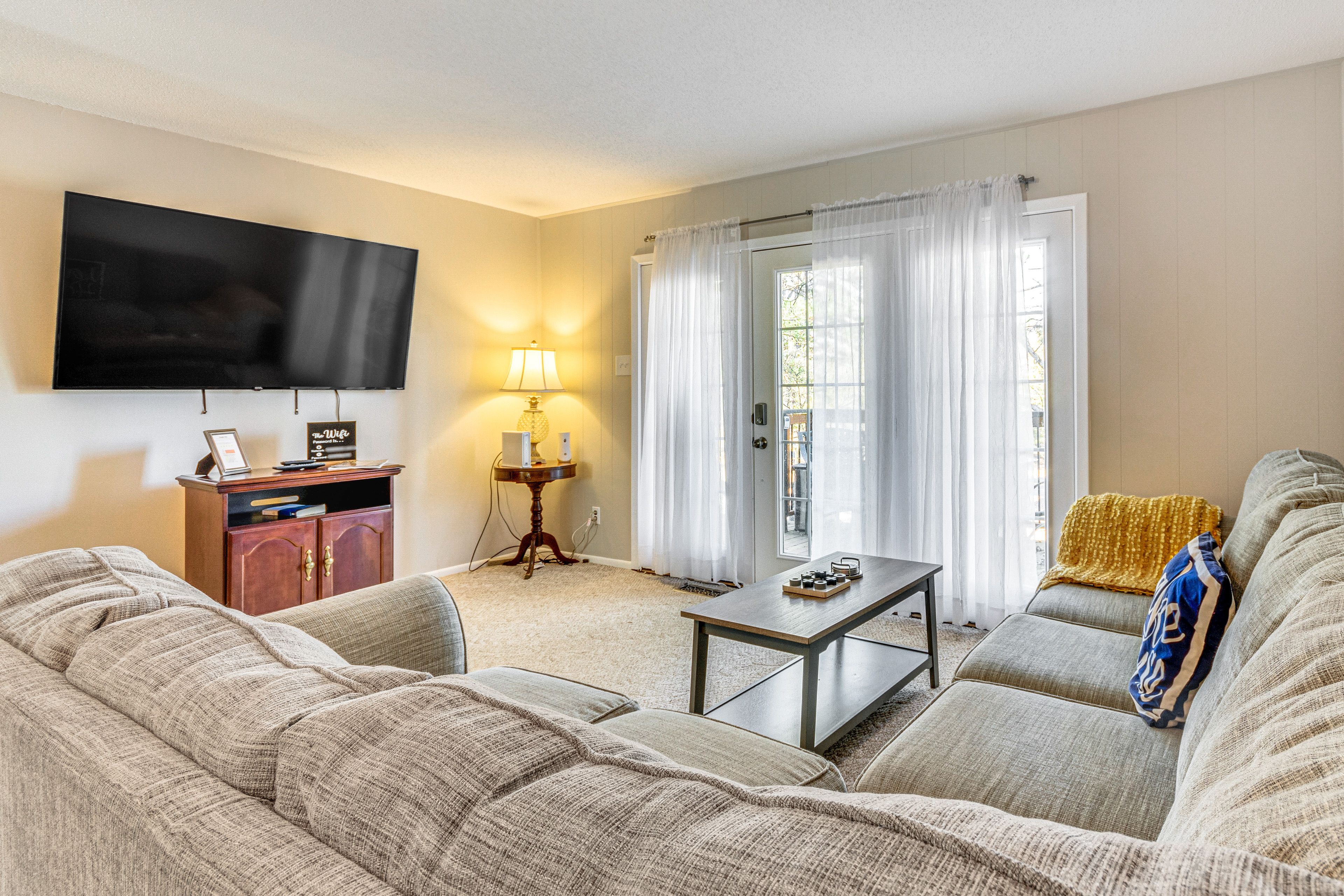 Living Room | 1st Floor | Central Heating & A/C | Free WiFi | Smart TV