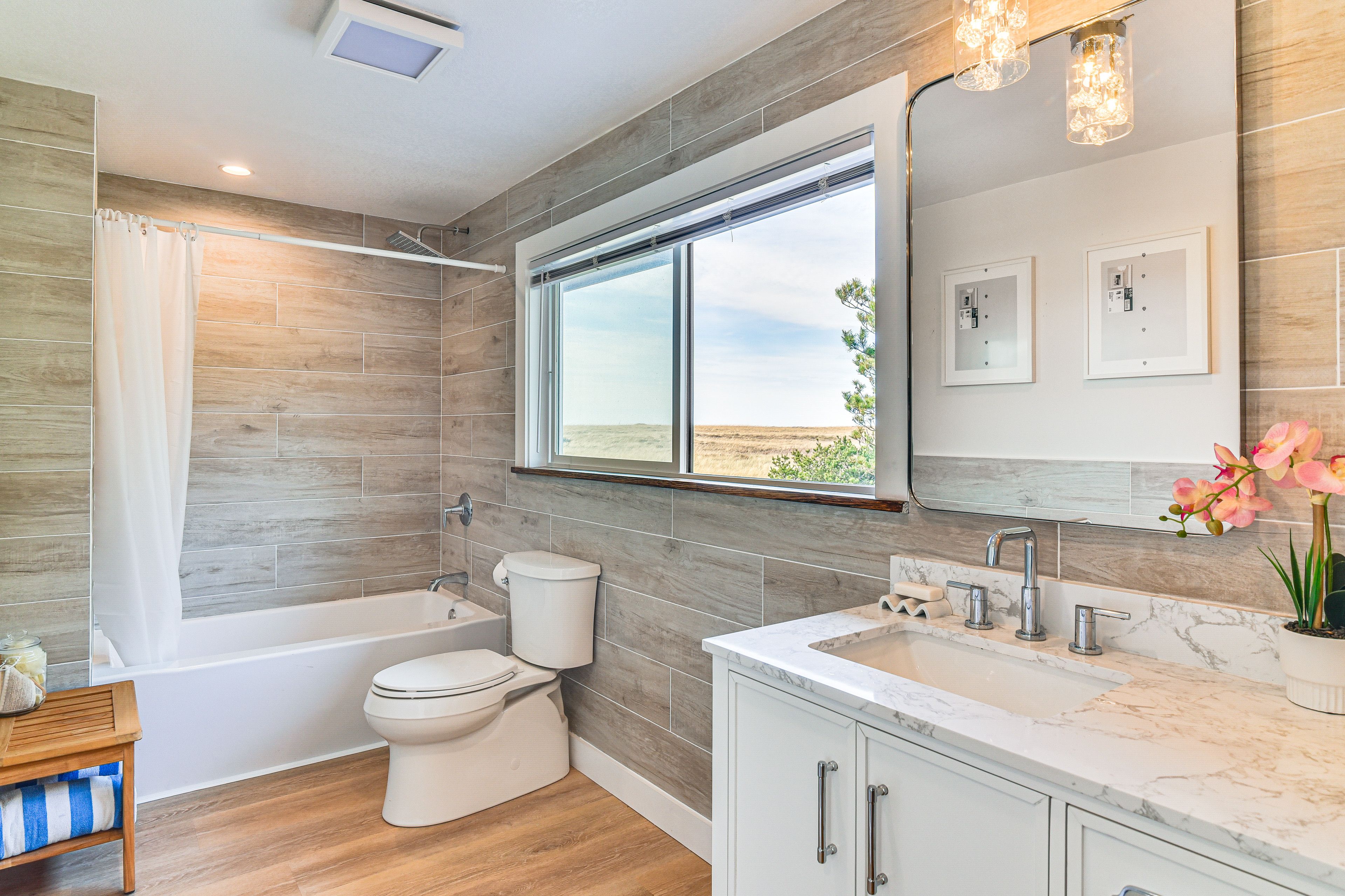 Full Bathroom | 2nd Floor | Towels Provided