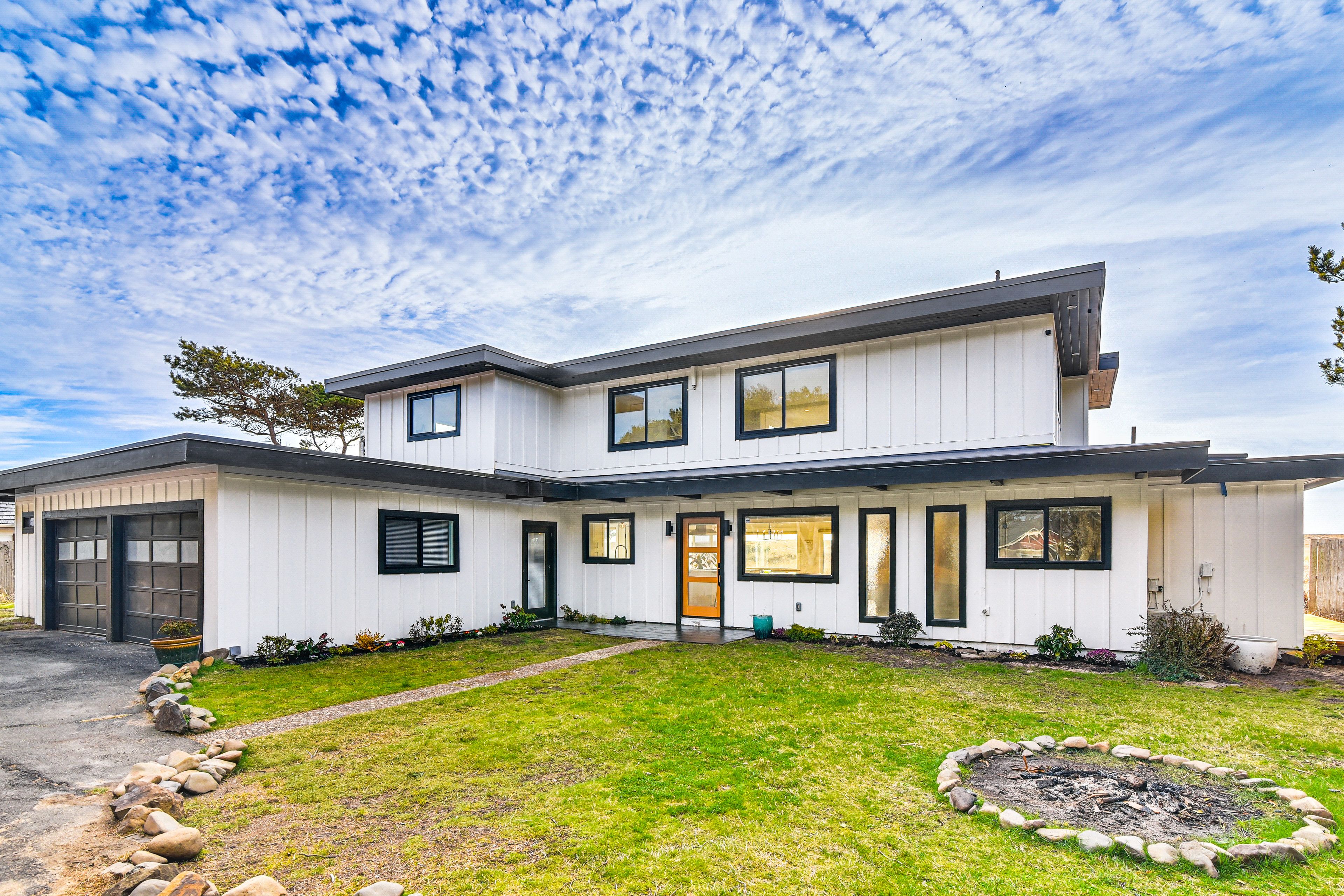 Warrenton Vacation Rental | 3BR | 3BA | 1 Step to Enter | 2,850 Sq Ft