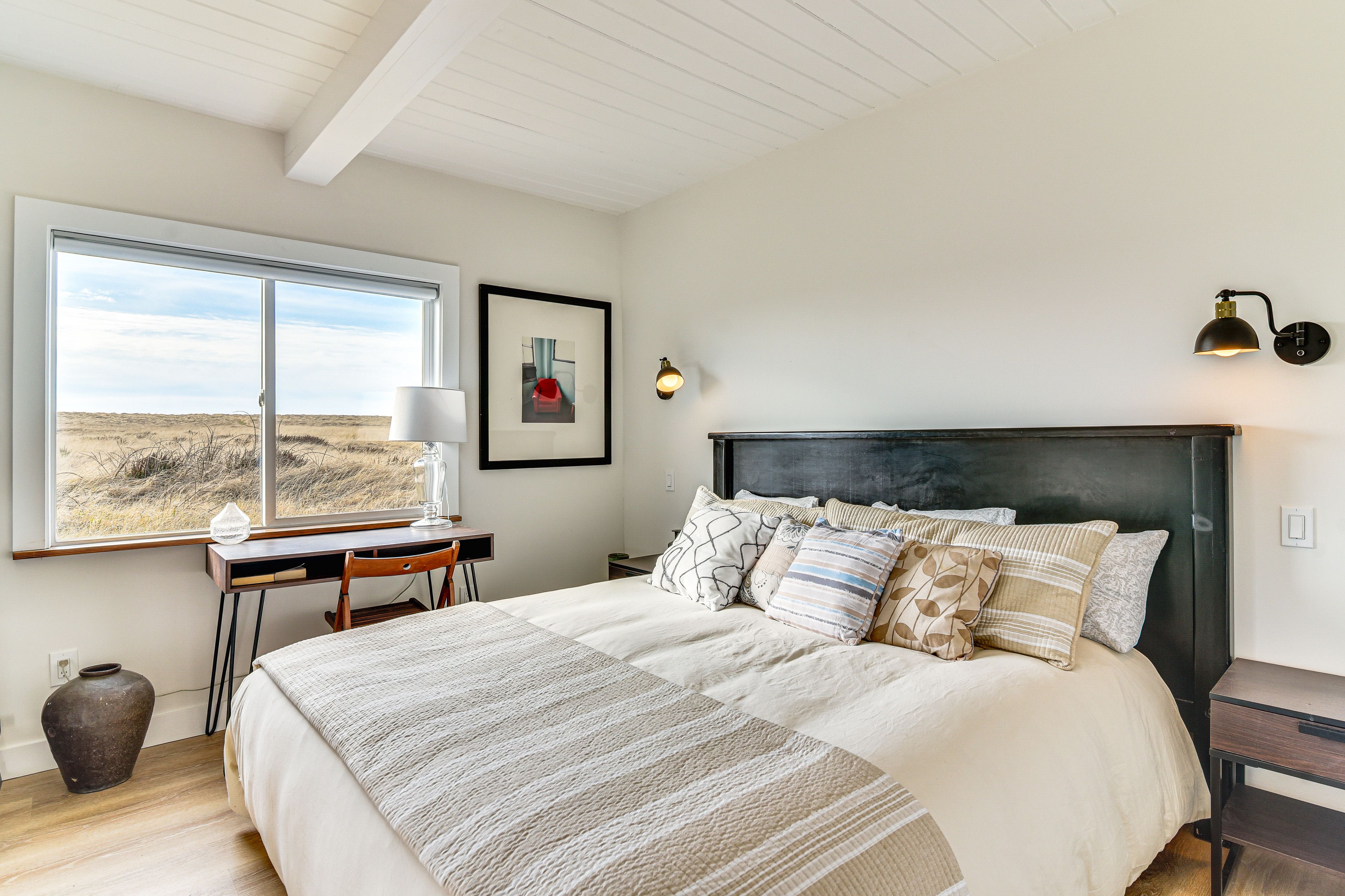 Bedroom 1 | 1st Floor | Queen Bed | Linens Provided