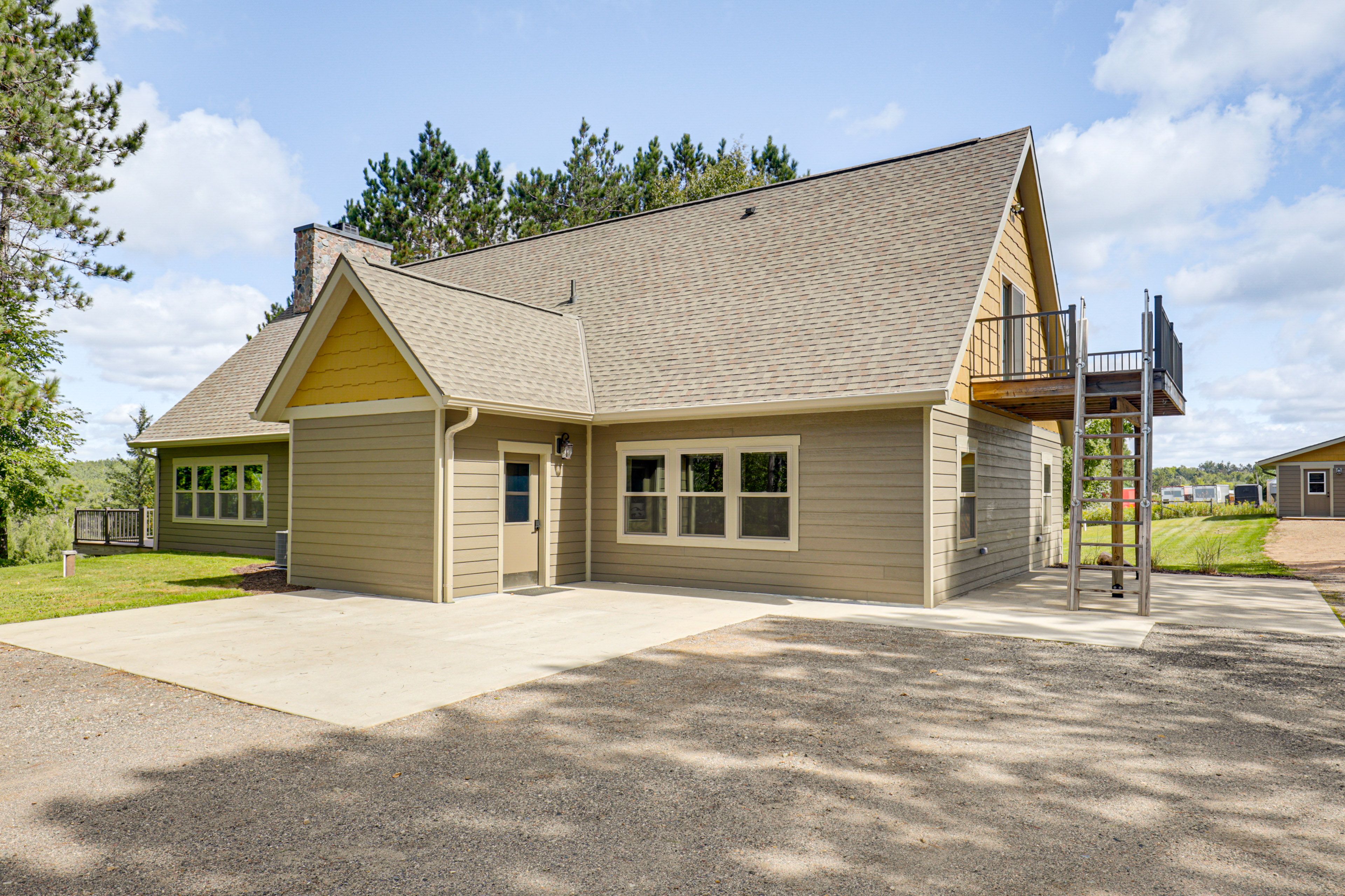 Parking | 400' Gravel Driveway (6 Vehicles)
