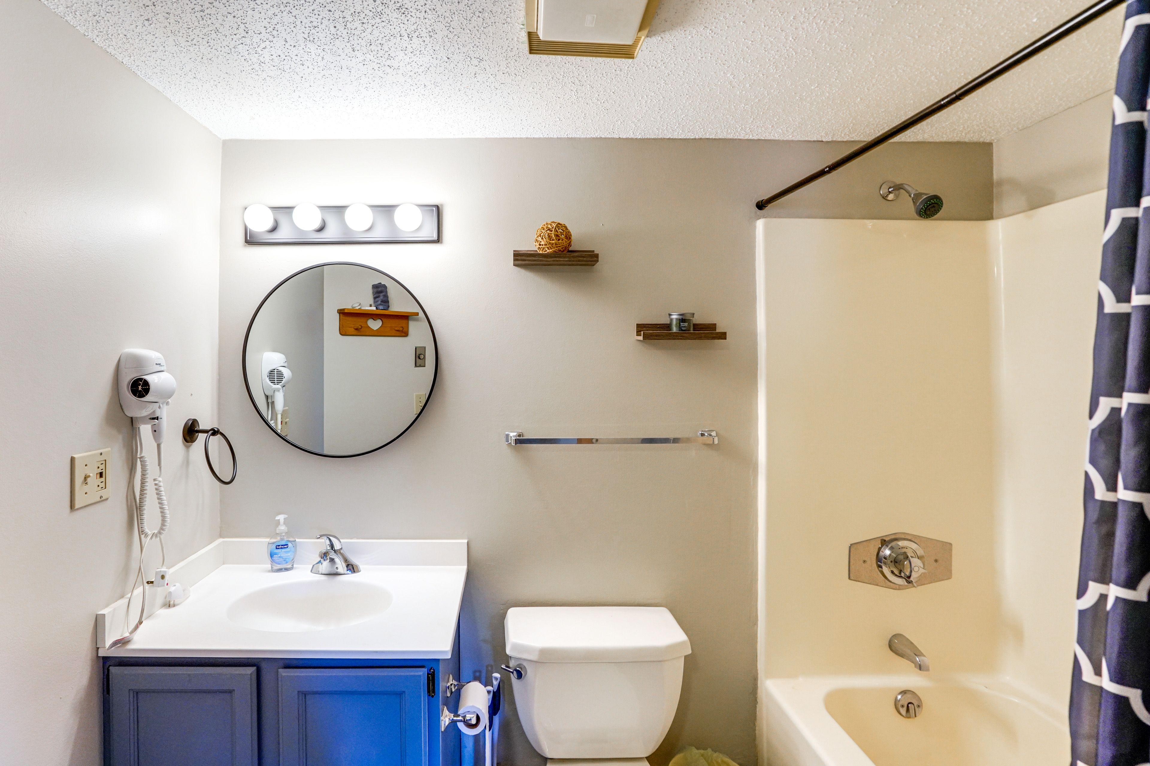 Full Bathroom | Towels Provided