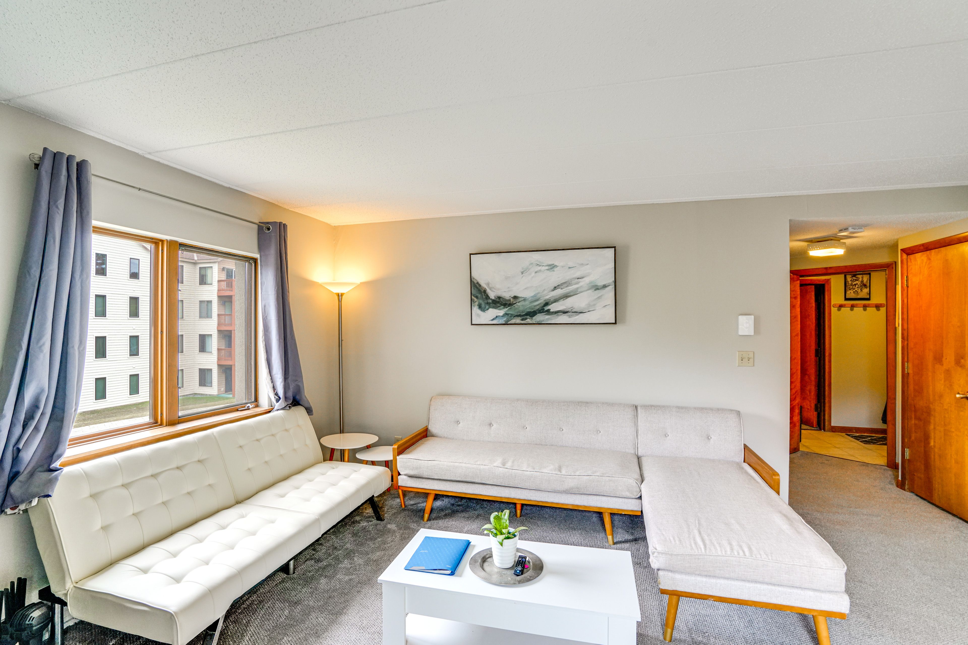 Living Room | Smart TV | Fireplace | Electric Heating | Portable A/C | Free WiFi
