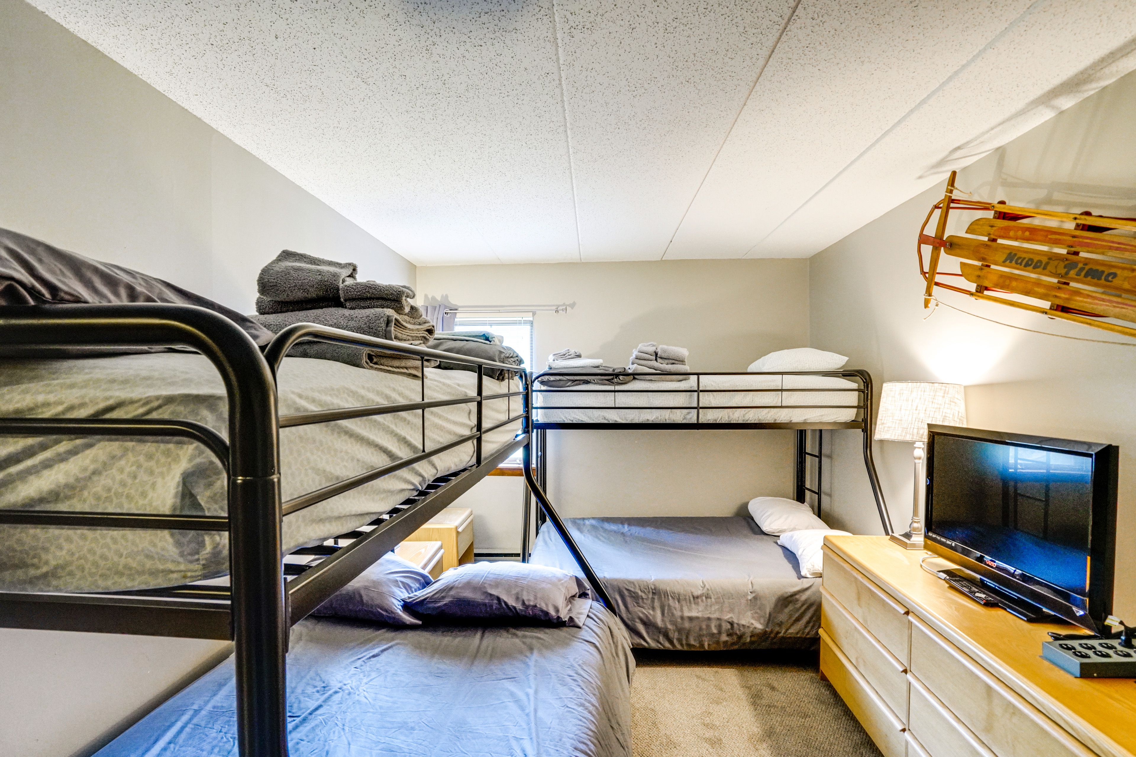 Bedroom 2 | 2 Twin/Full Bunk Beds | Smart TV