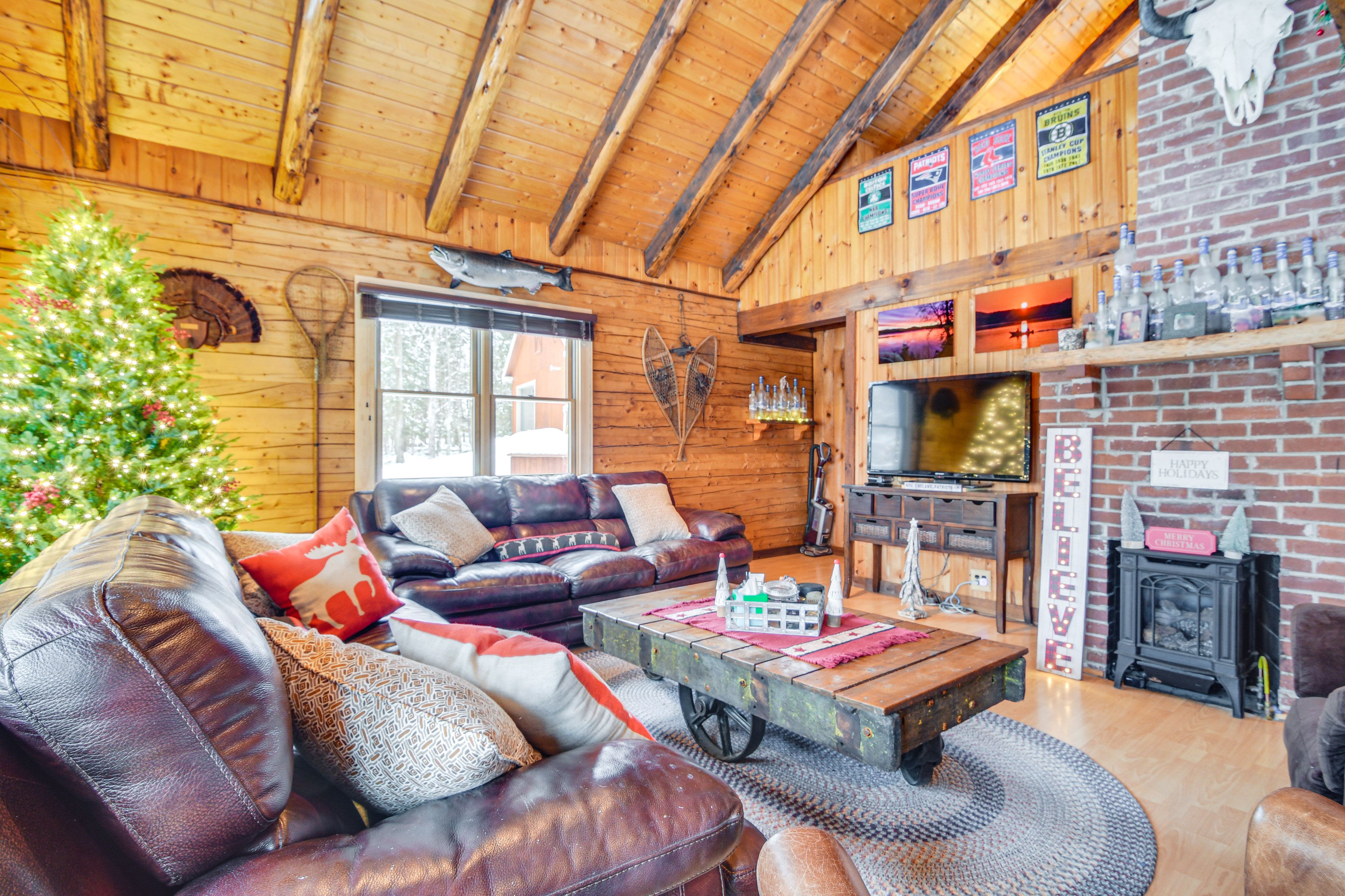 Living Room | 1st Floor | Flat-Screen TV w/ Roku | Free WiFi | Oil Heating