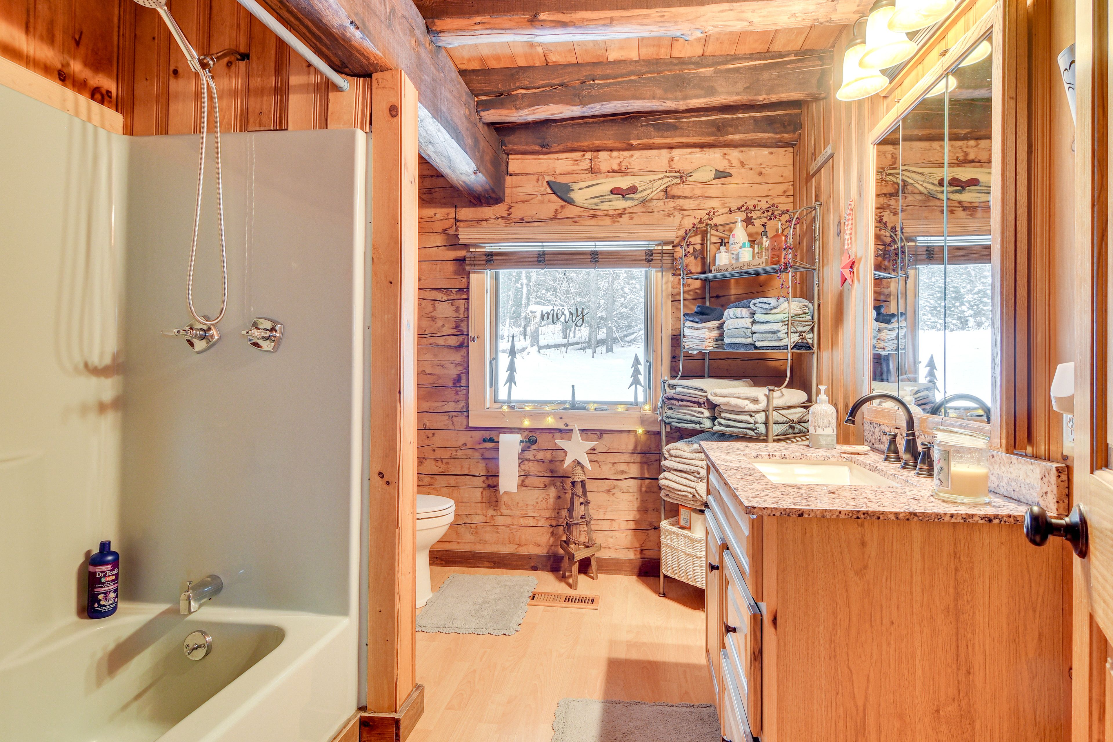 Full Bathroom | 1st Floor | Towels Provided | Hair Dryer