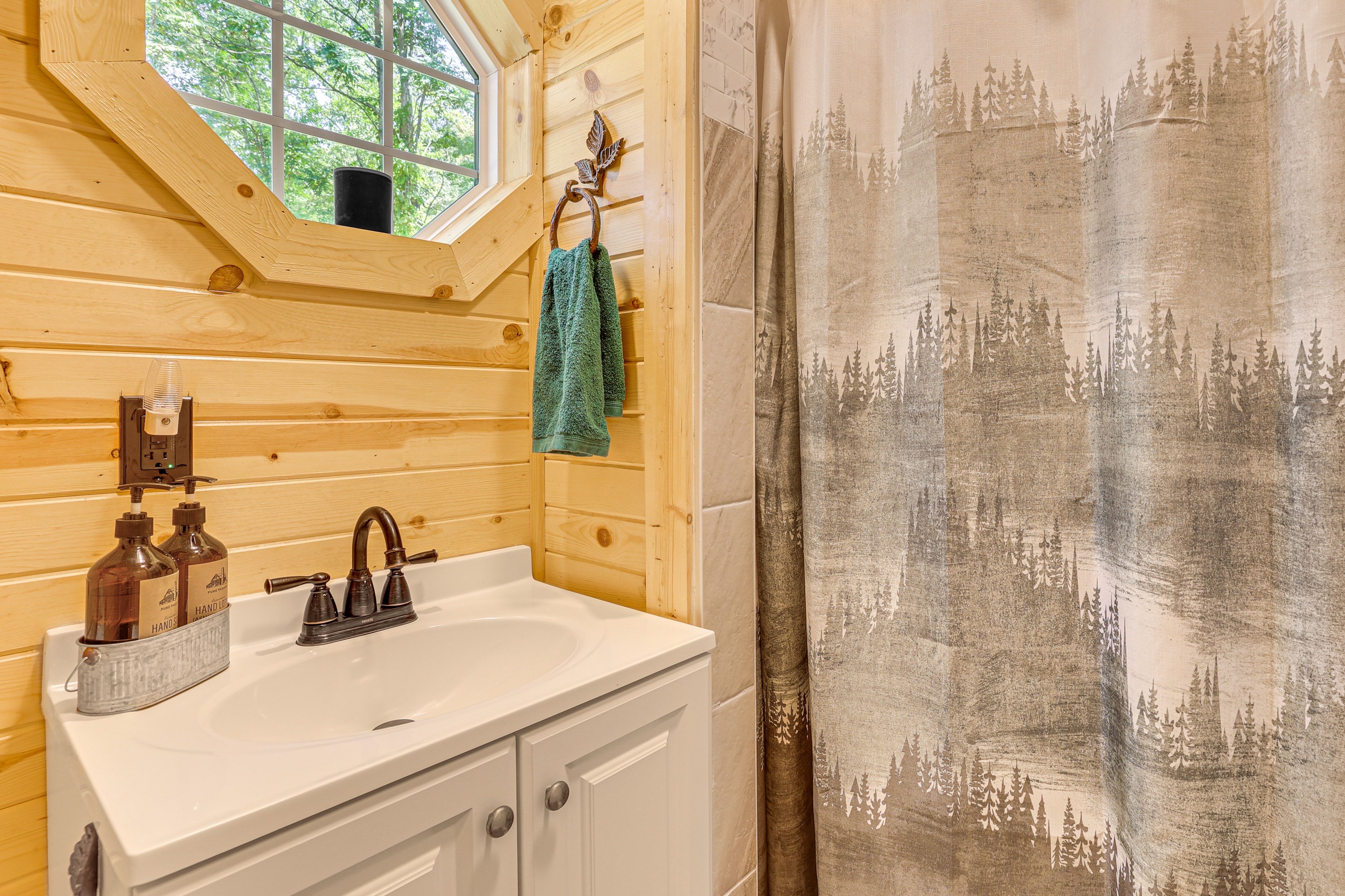 Full Bathroom | Walk-In Shower | Towels Provided | 1st Floor
