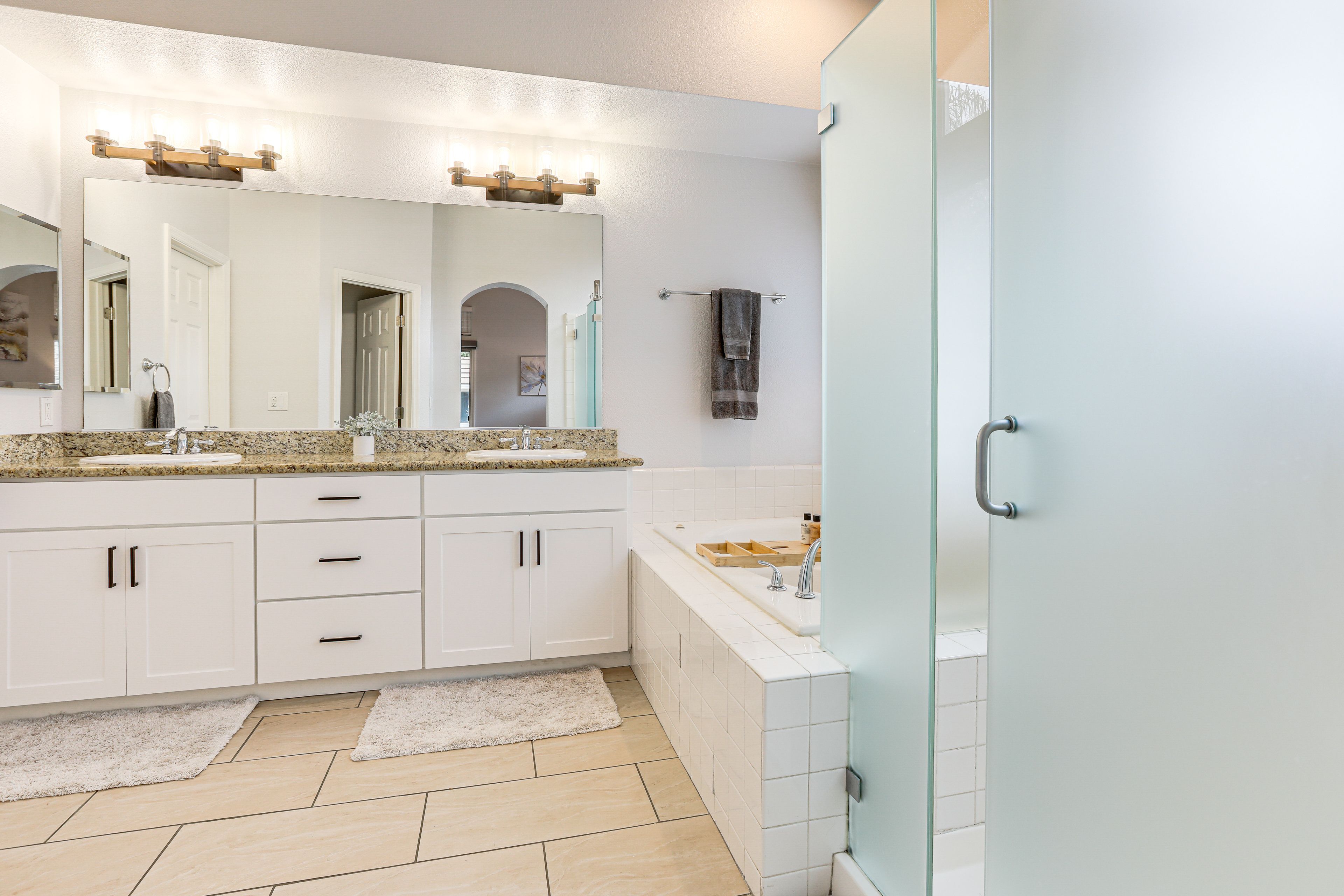 Full Bathroom | Towels Provided | Jetted Bathtub