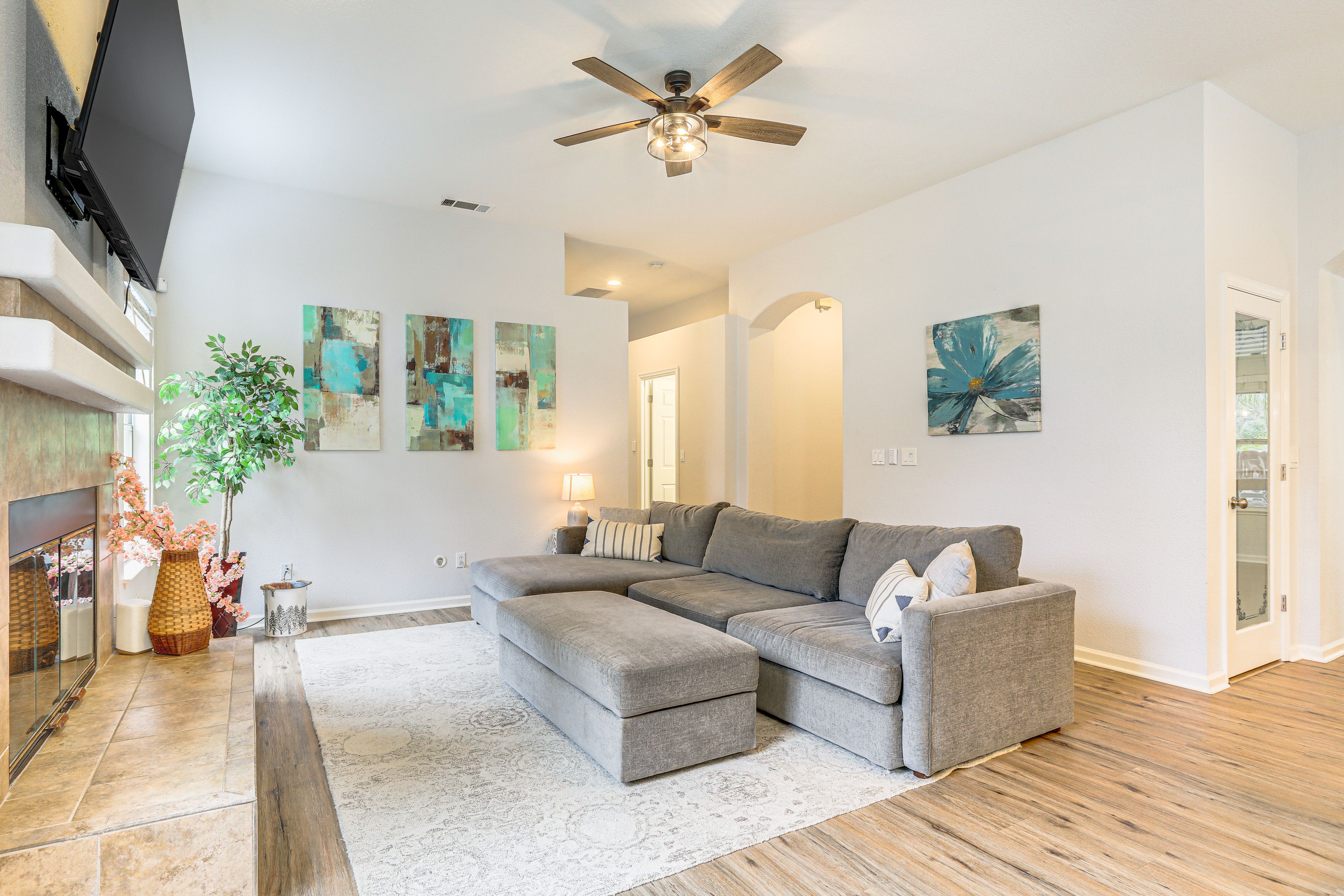 Living Room | Free WiFi | Smart TV | Single-Story Home