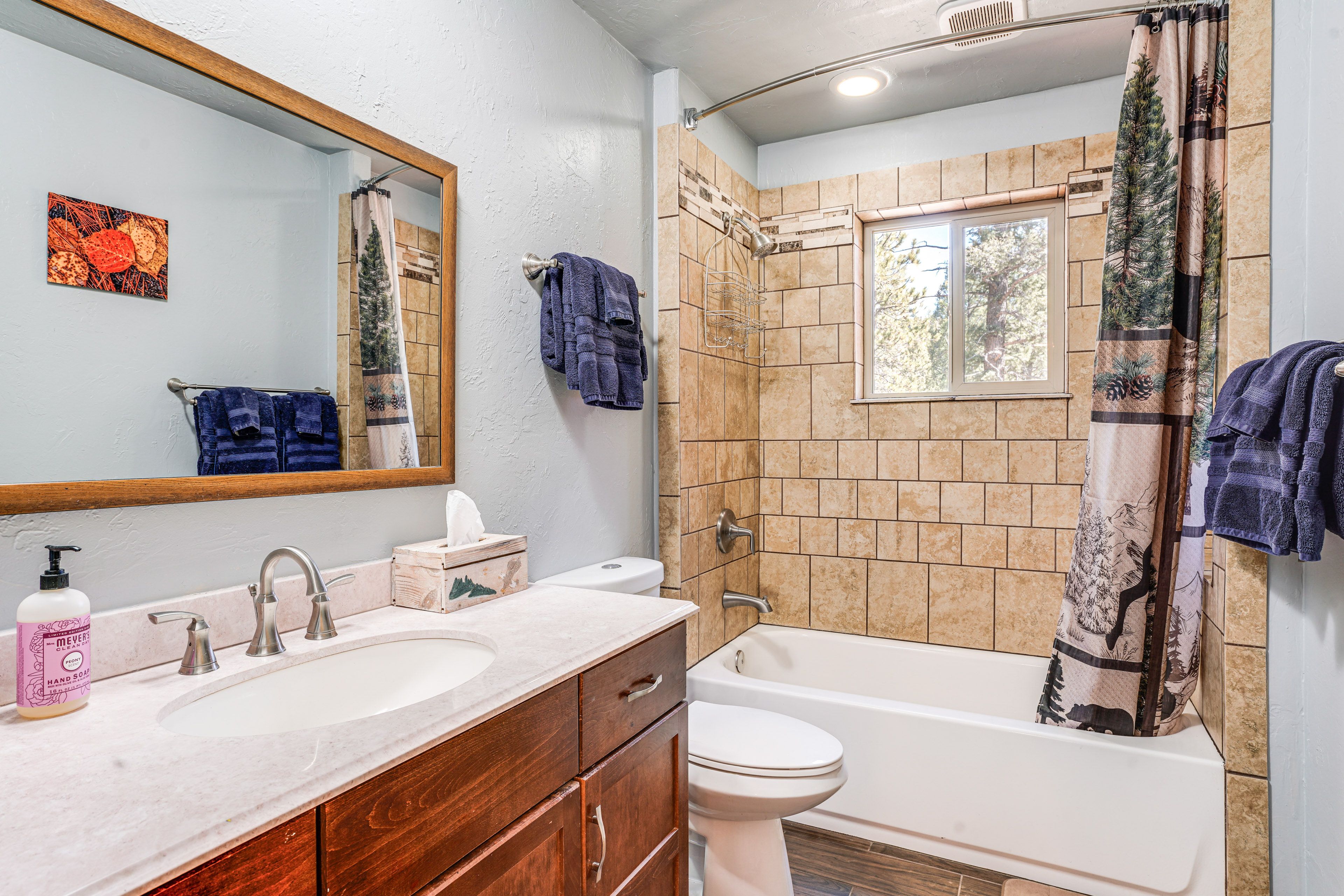 Full Bathroom | 1st Floor | Towels Provided