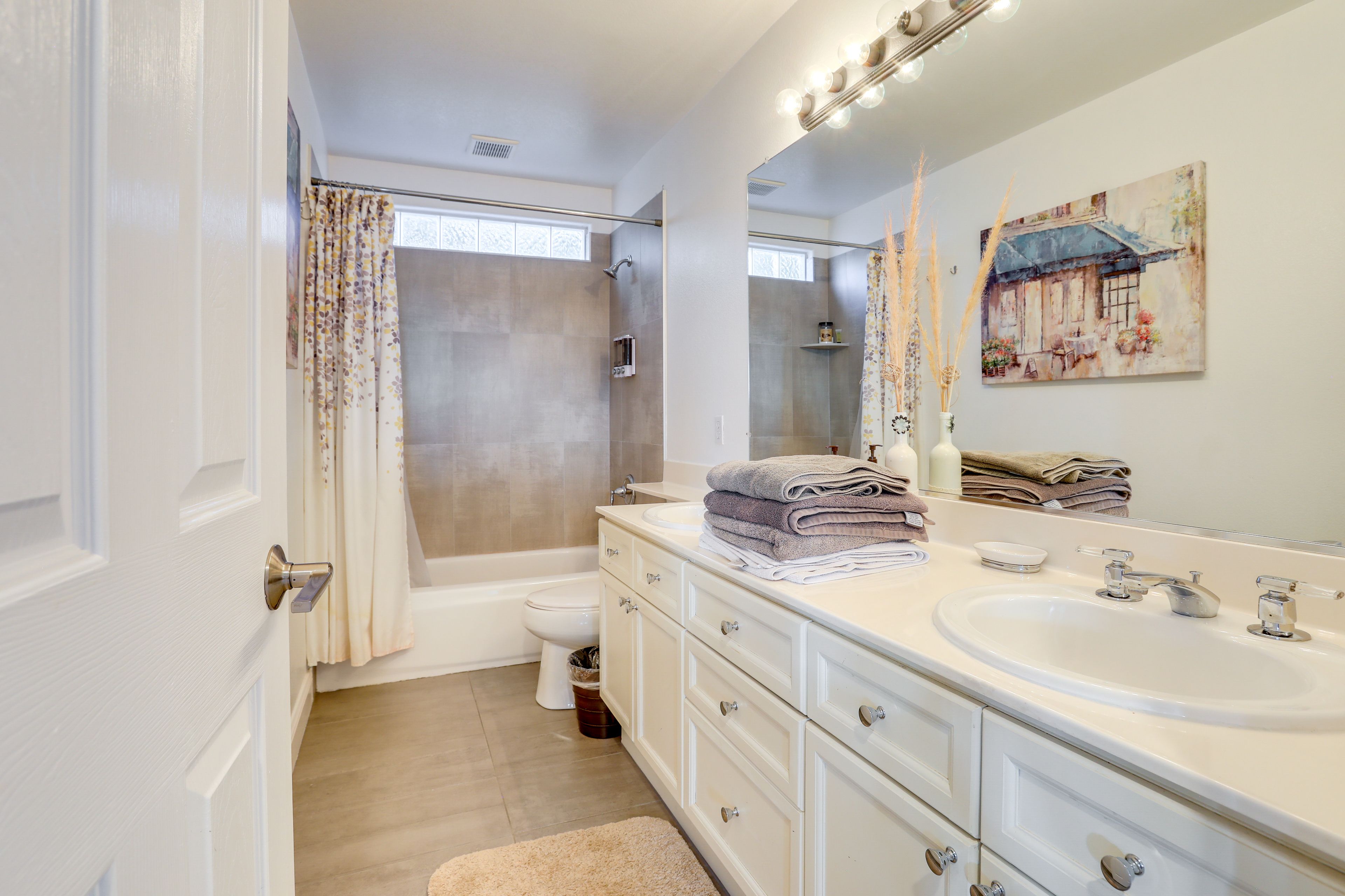 Full Bathroom | 2nd Floor