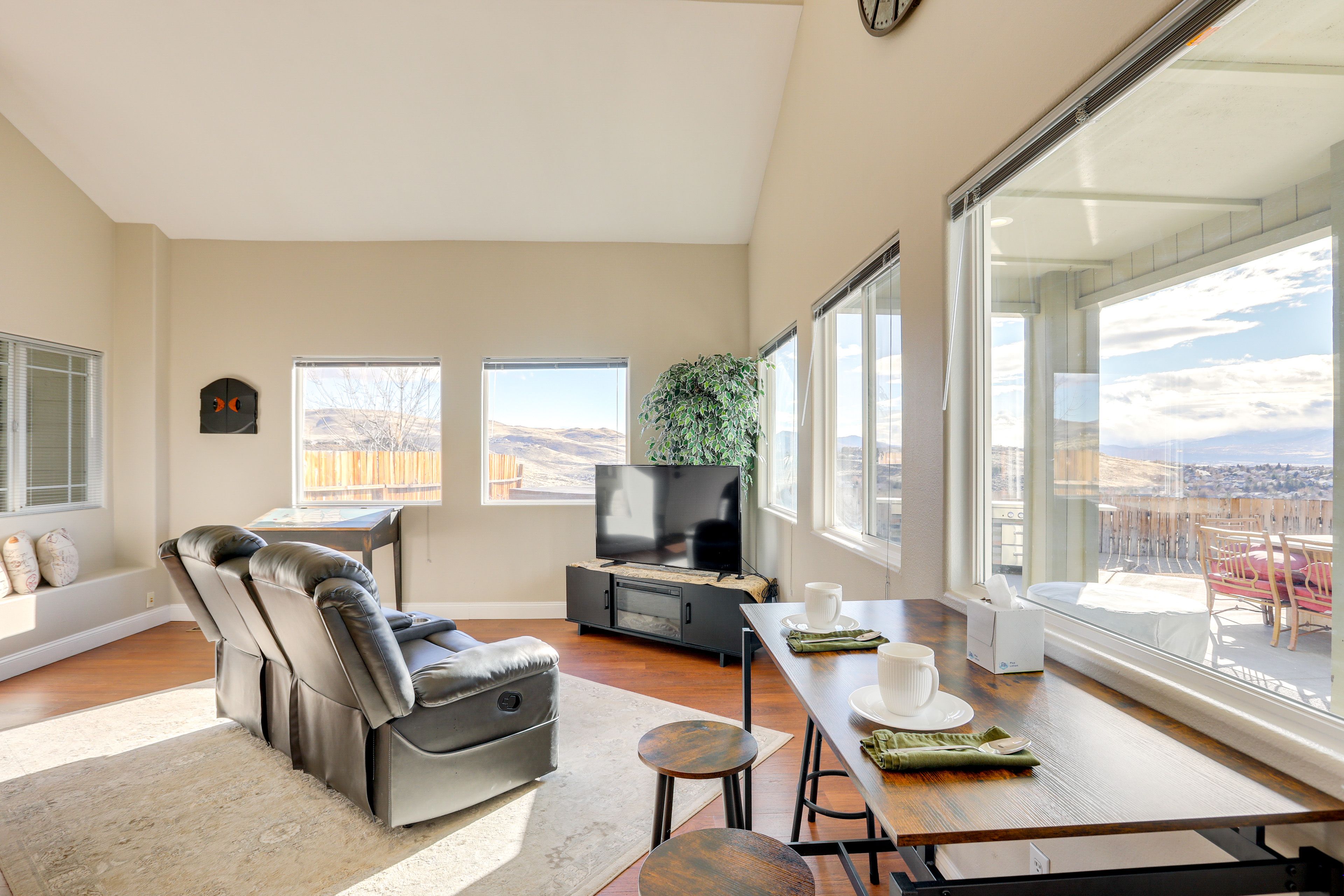 Living Room | Free WiFi | Smart TV | Fireplace | 1st Floor