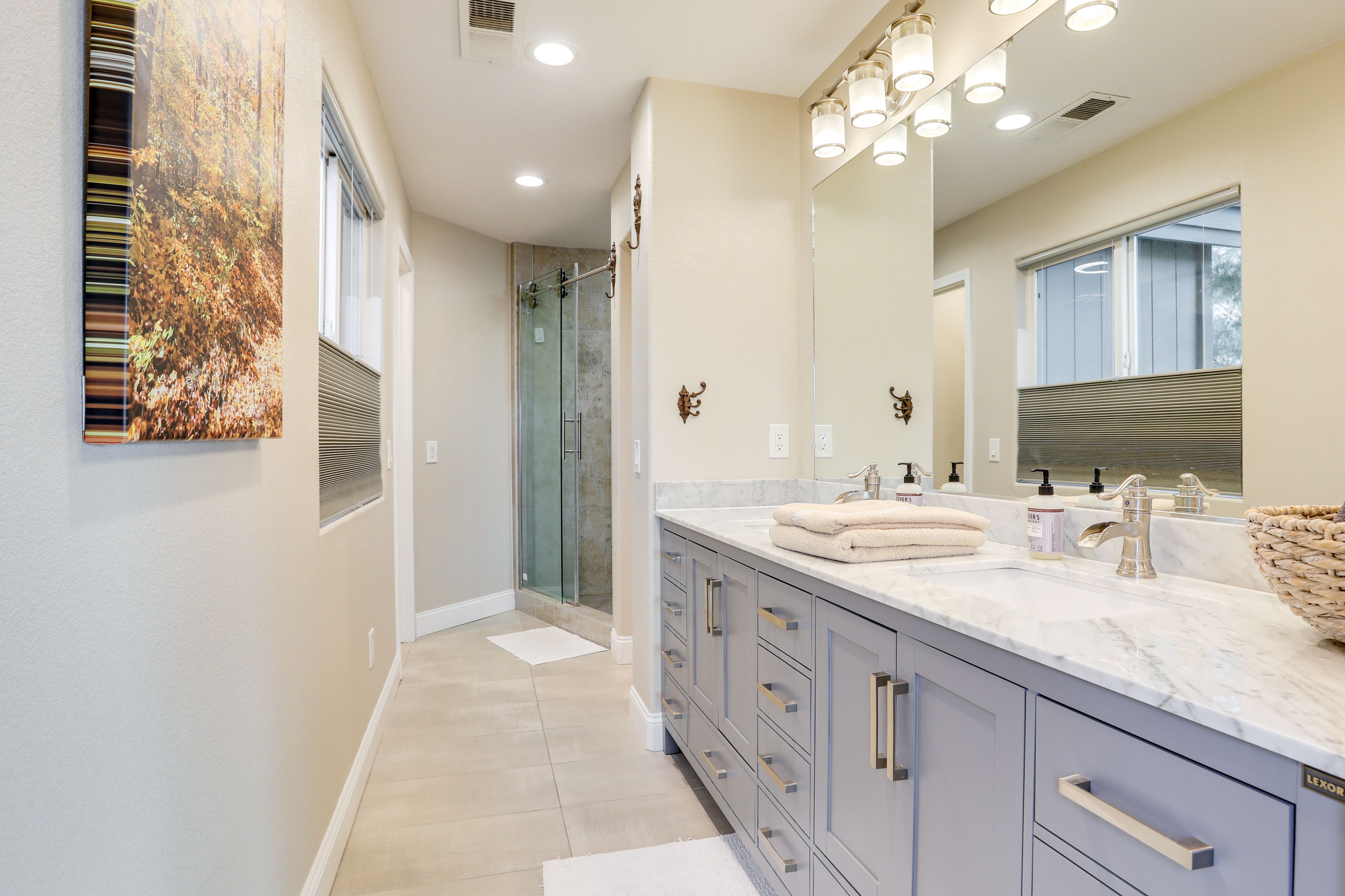 Full Bathroom | Towels Provided | 2nd Floor