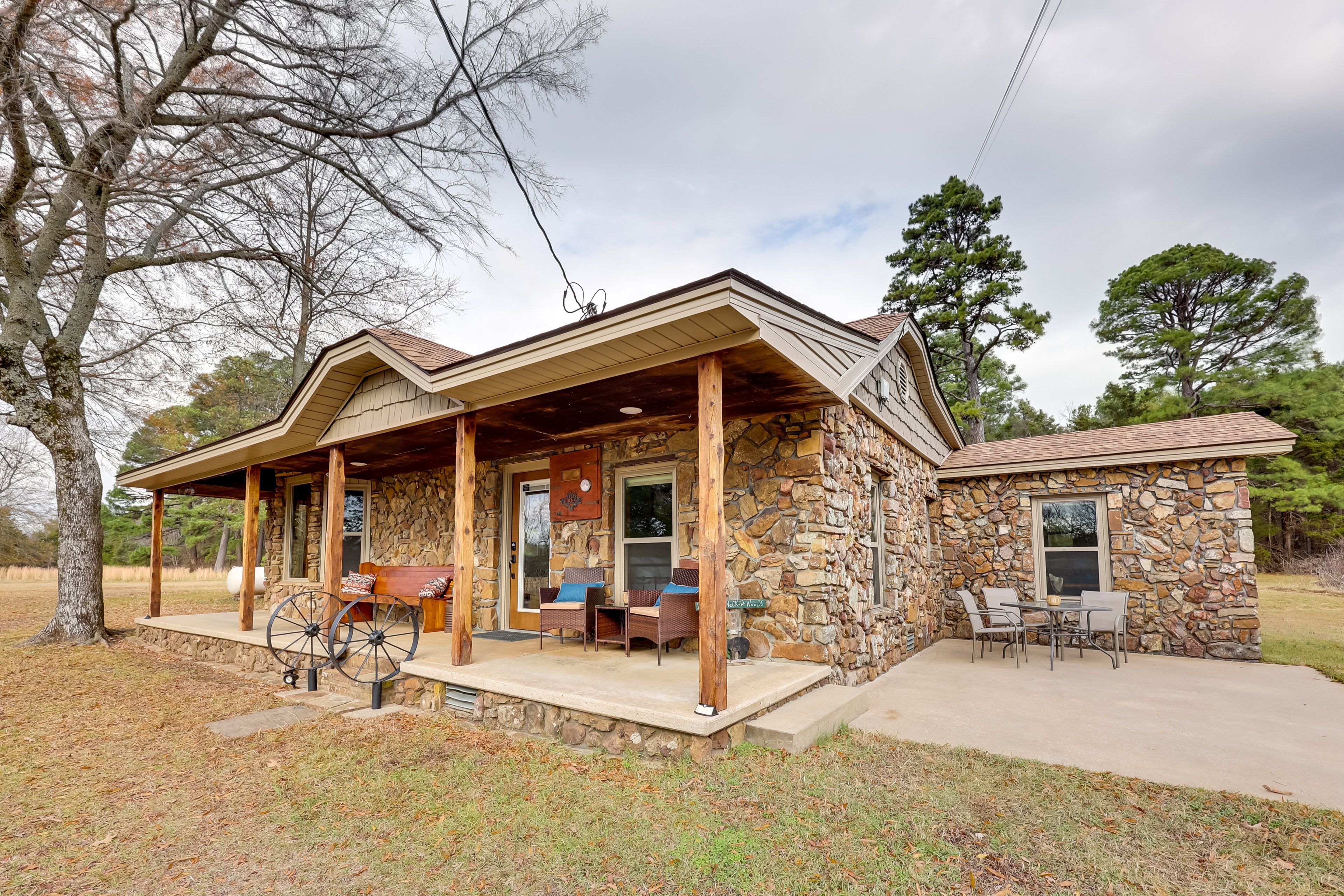 Cabin Exterior | Porch | Outdoor Dining Area