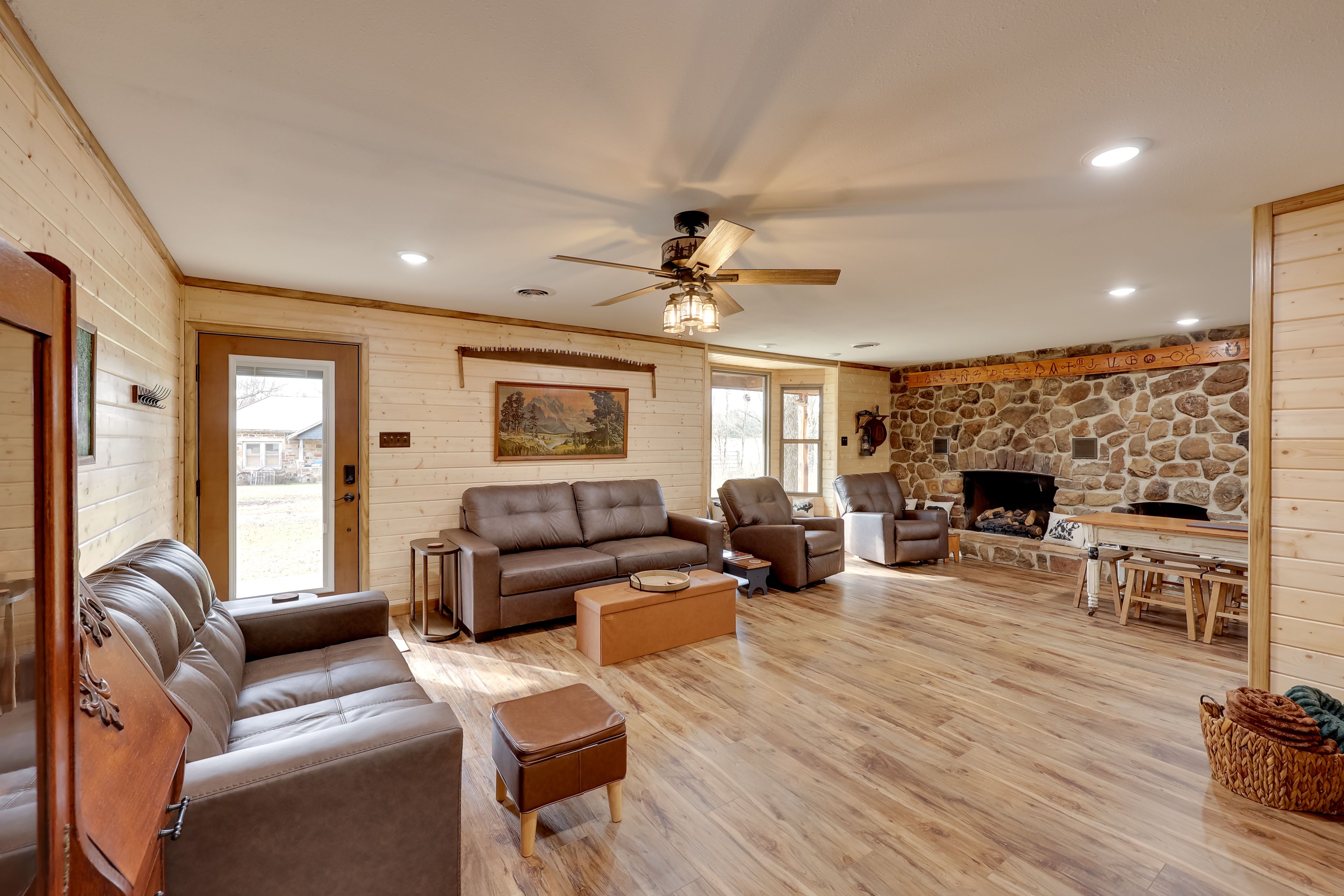 Living Room | Free WiFi | Smart TV | Central A/C | Fireplace