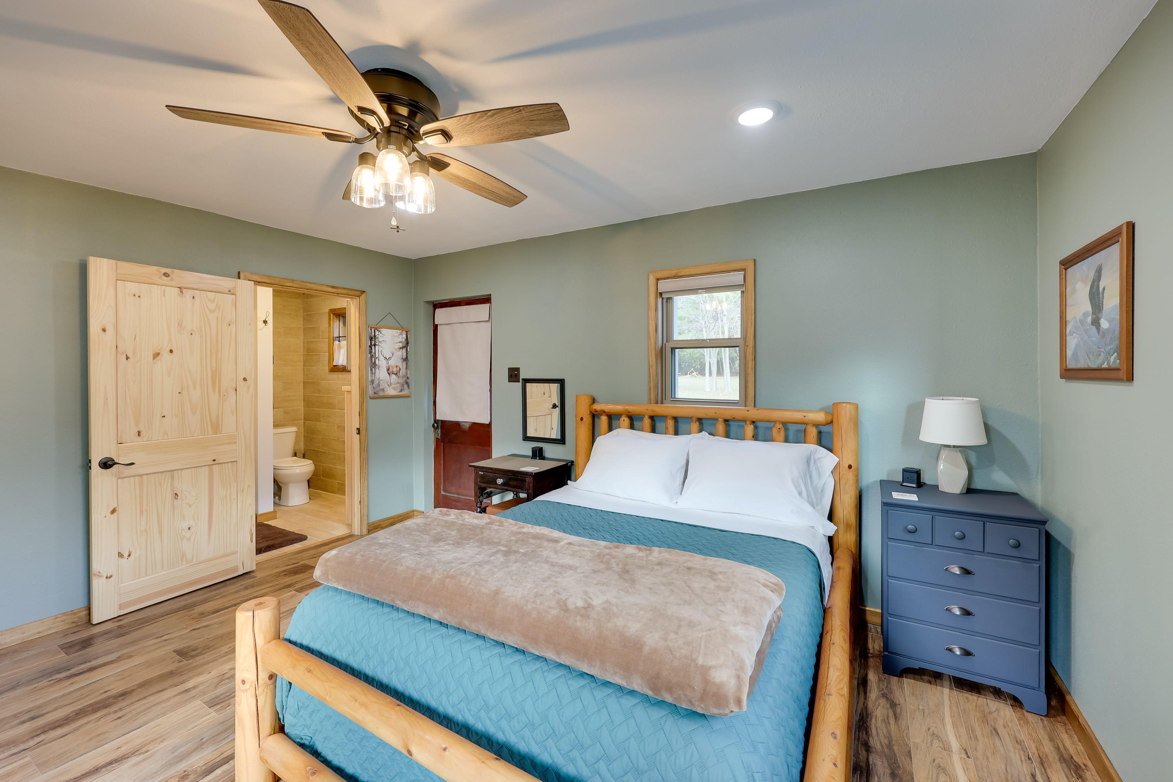 Bedroom 1 | Queen Bed