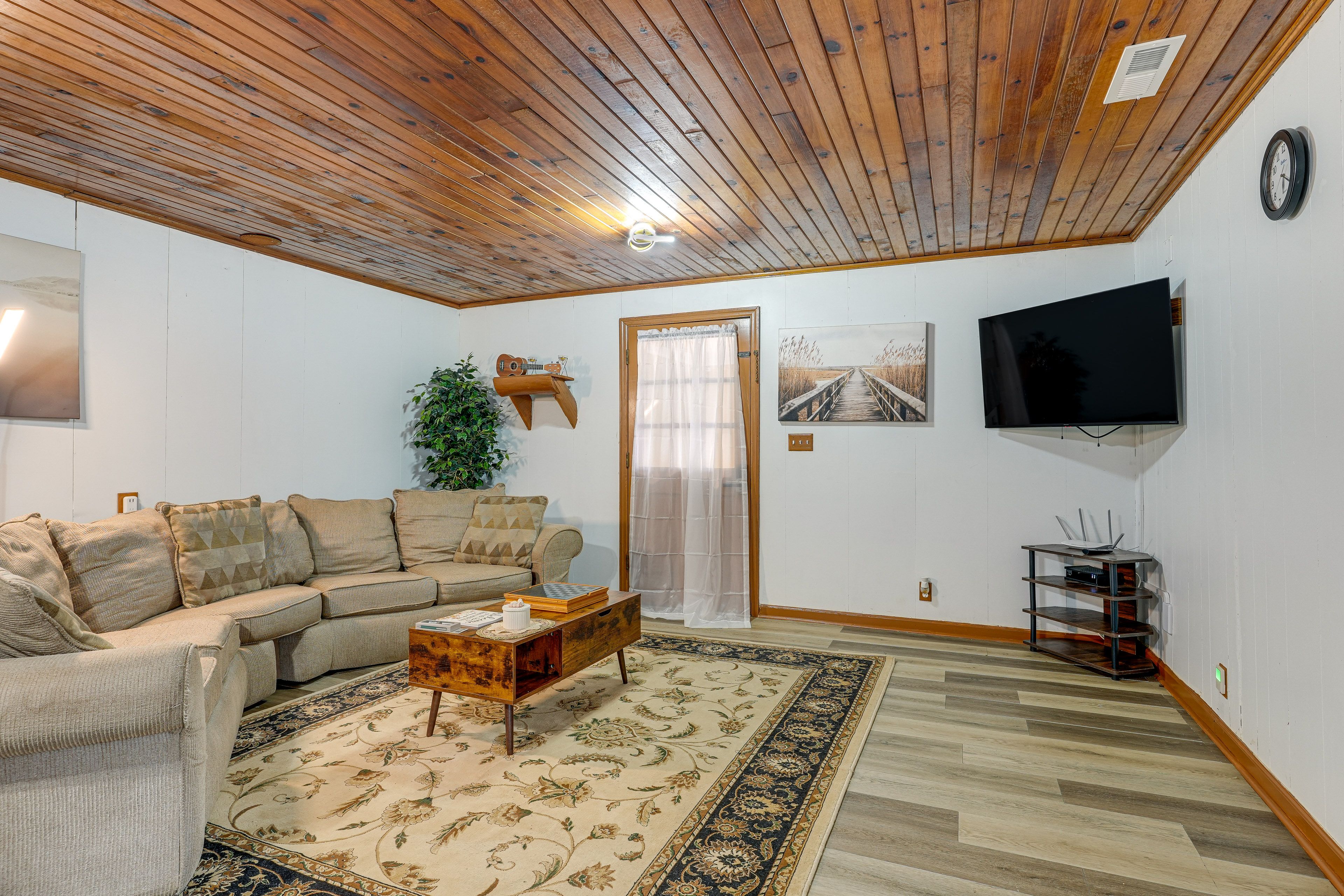 Living Room | Central A/C & Heating | Smart TV