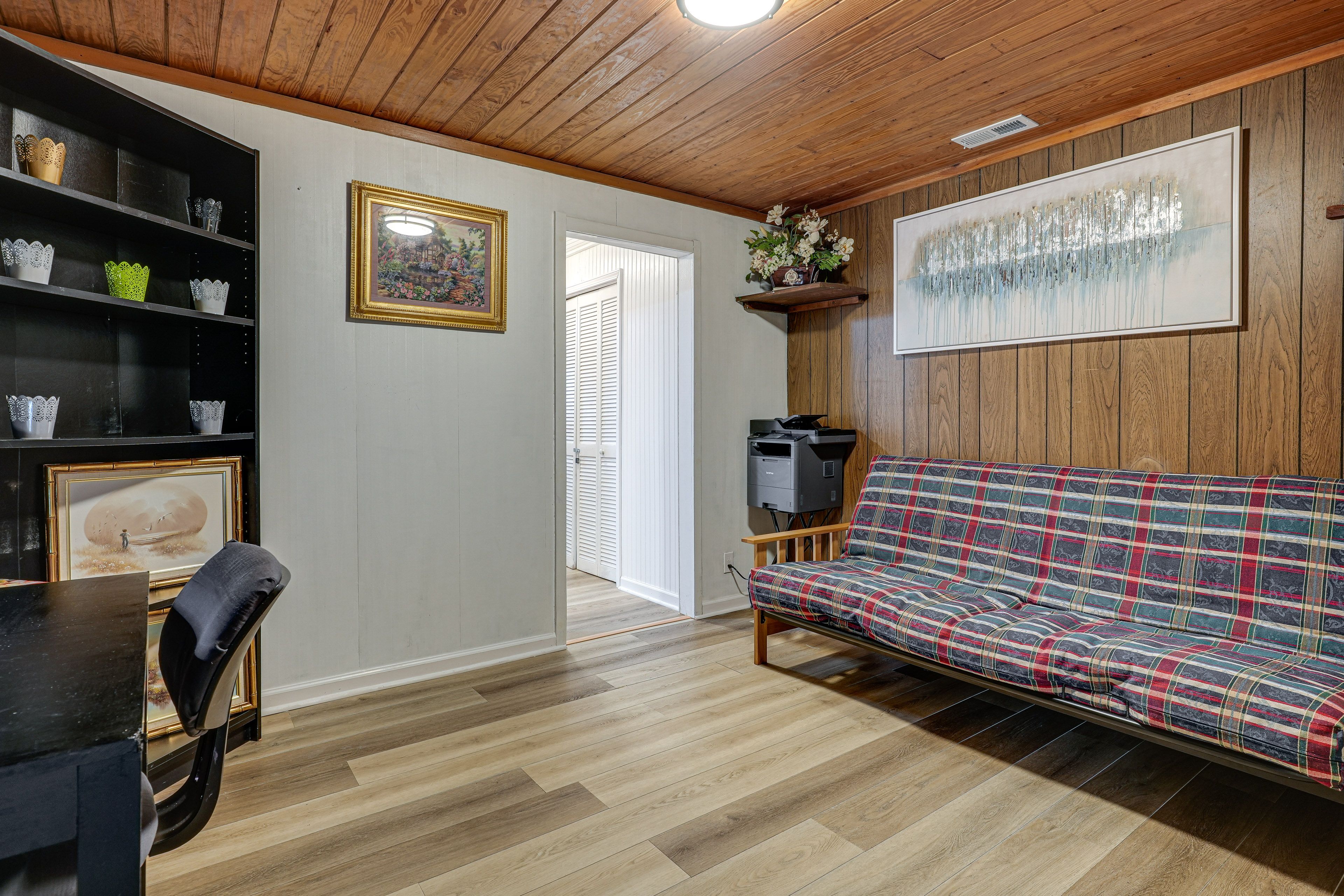 Office | Queen Futon | Free WiFi