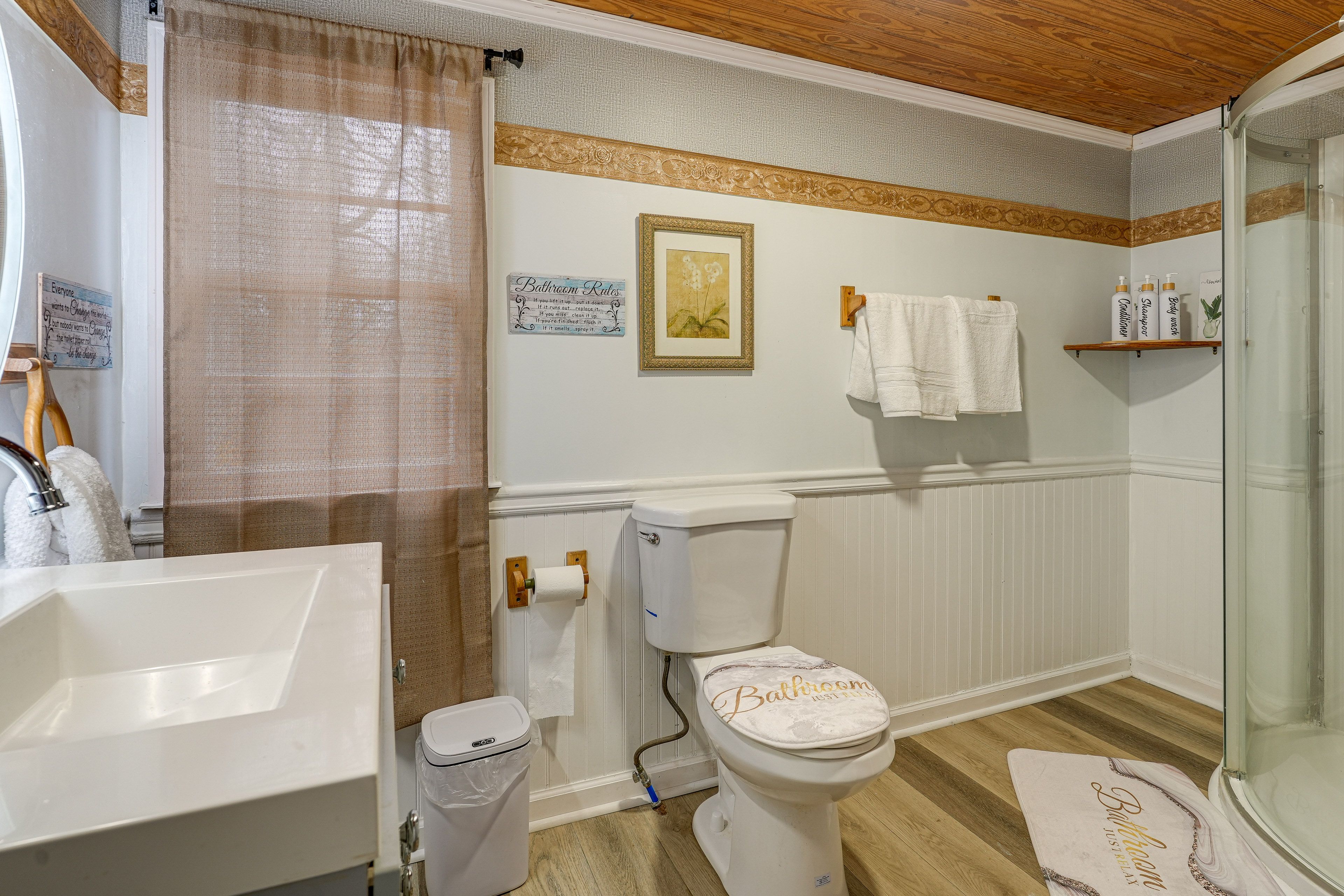 Full Bathroom | Towels Provided