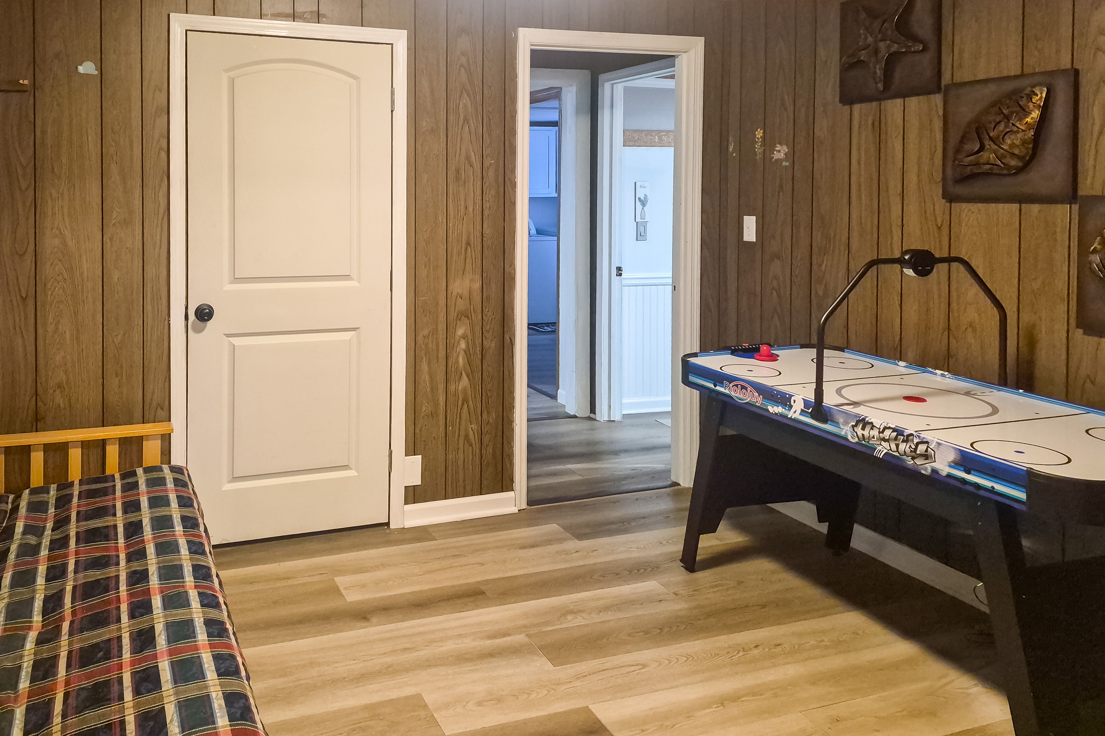 Den | Queen Futon | Air Hockey