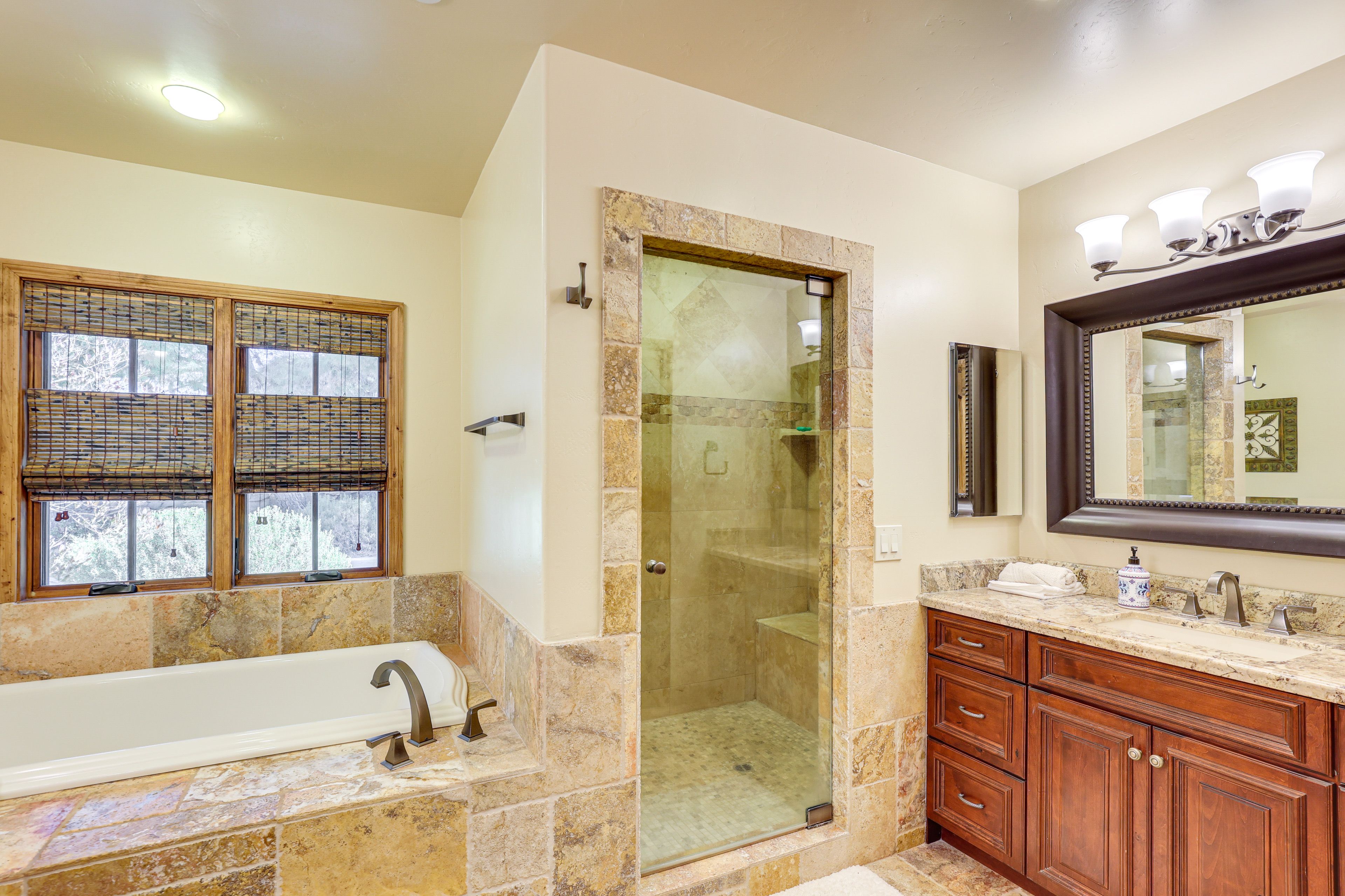 Full Bathroom | Complimentary Toiletries