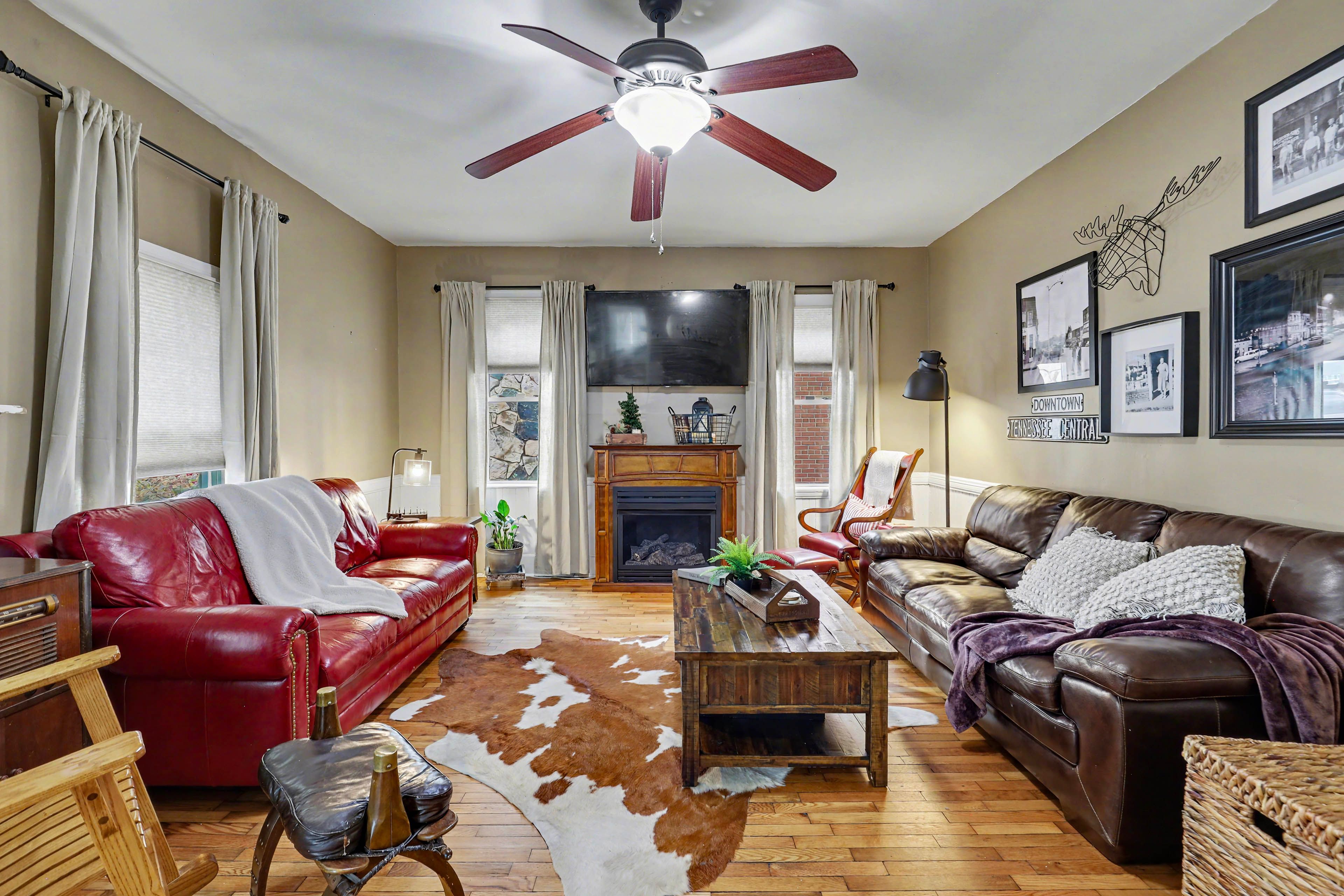 Living Room | Free WiFi | Smart TV | Central A/C | Board Games | 1st Floor