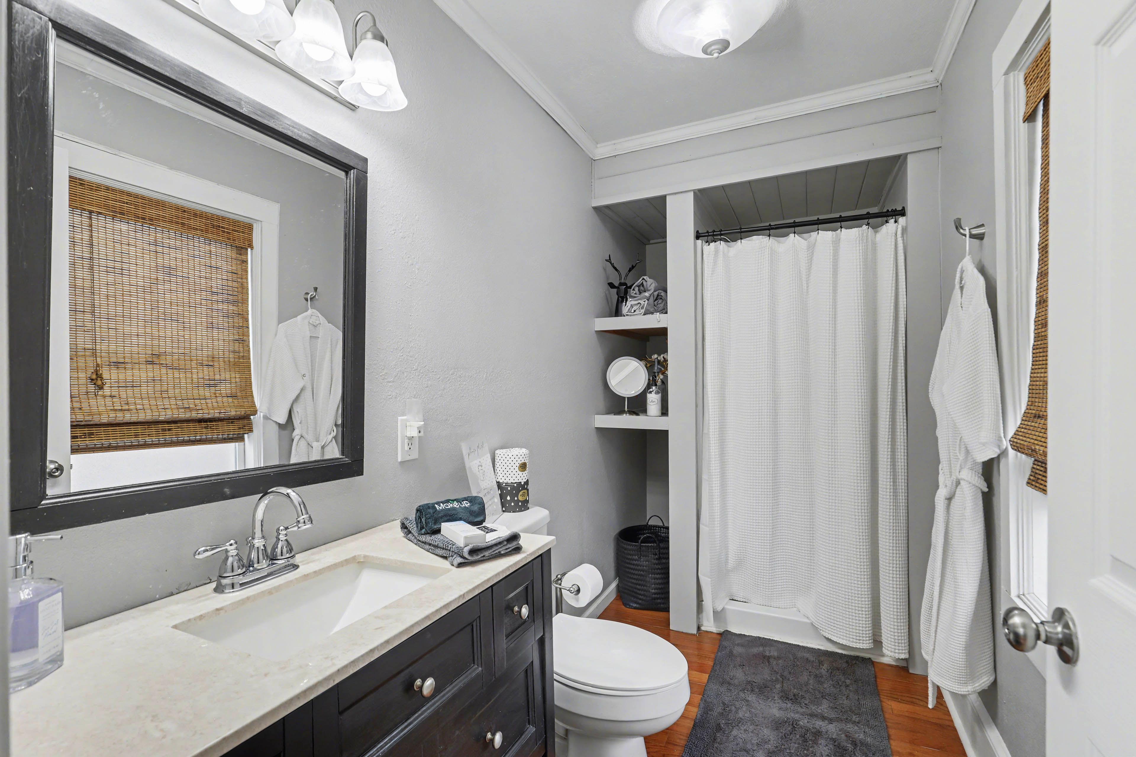 Full Bathroom | Complimentary Toiletries | 1st Floor