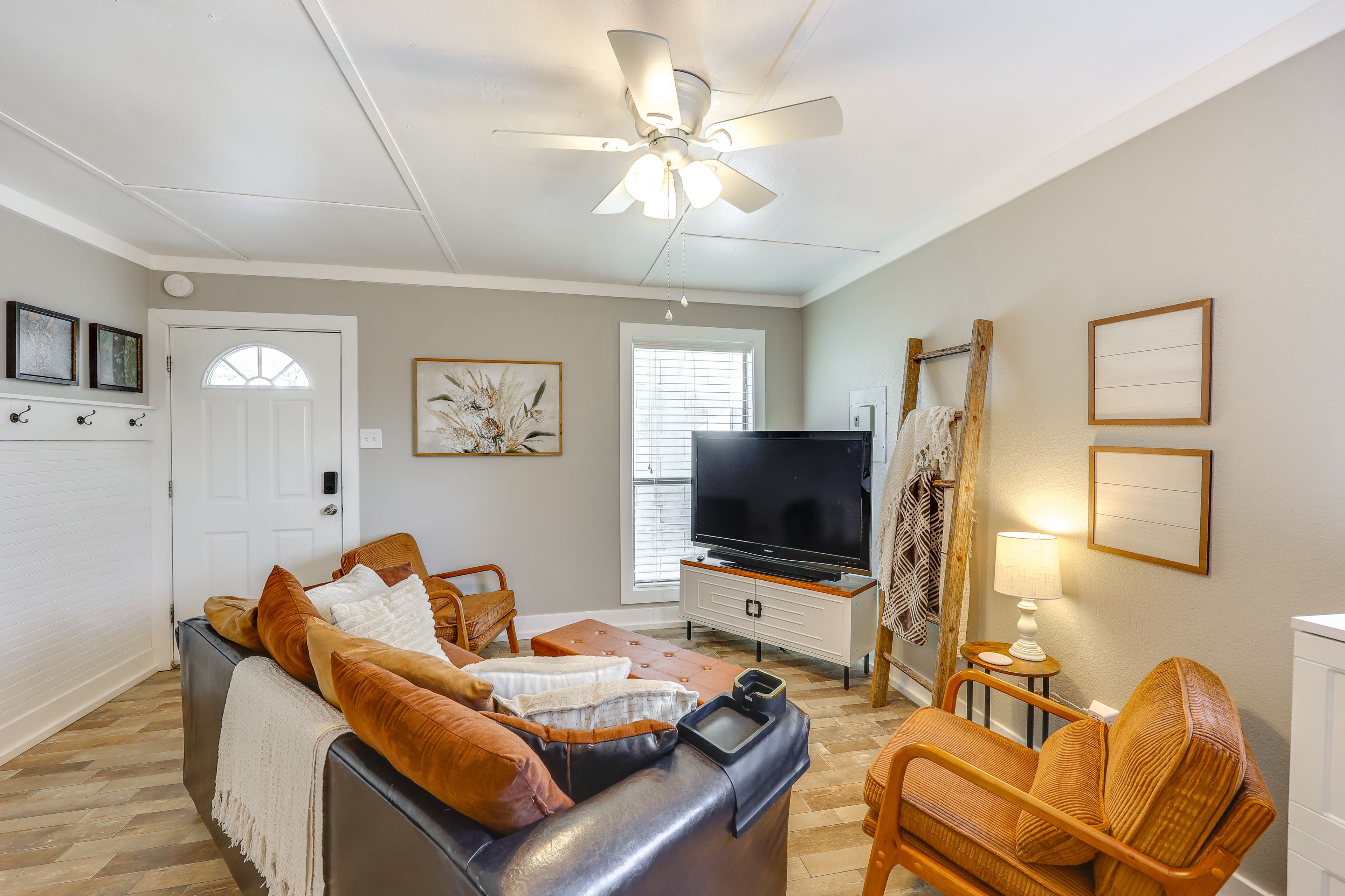 Studio | Full Sleeper Sofa | Smart TV | Split A/C & Heating Unit | Free WiFi