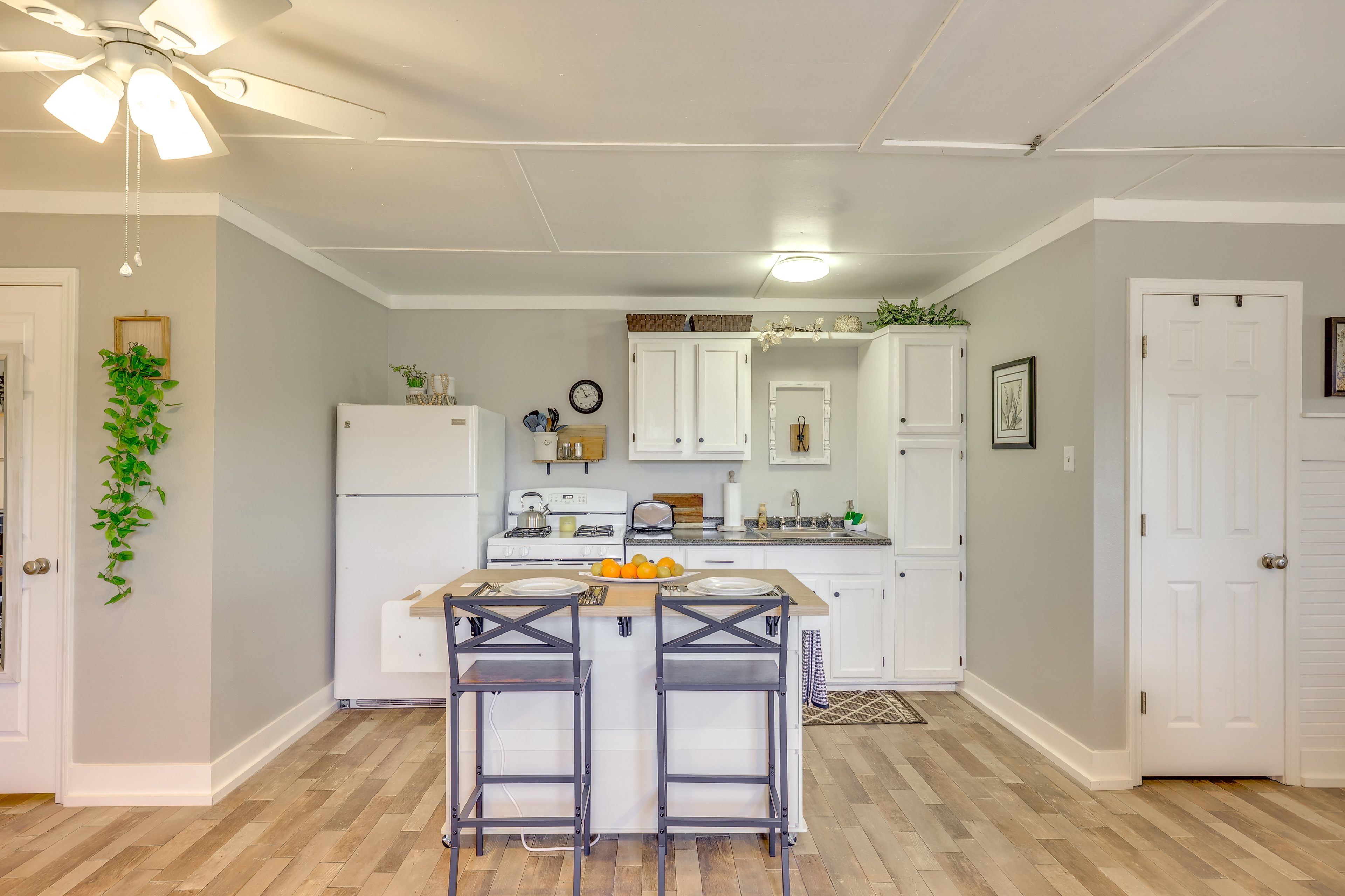 Kitchen | Breakfast Bar | Toaster