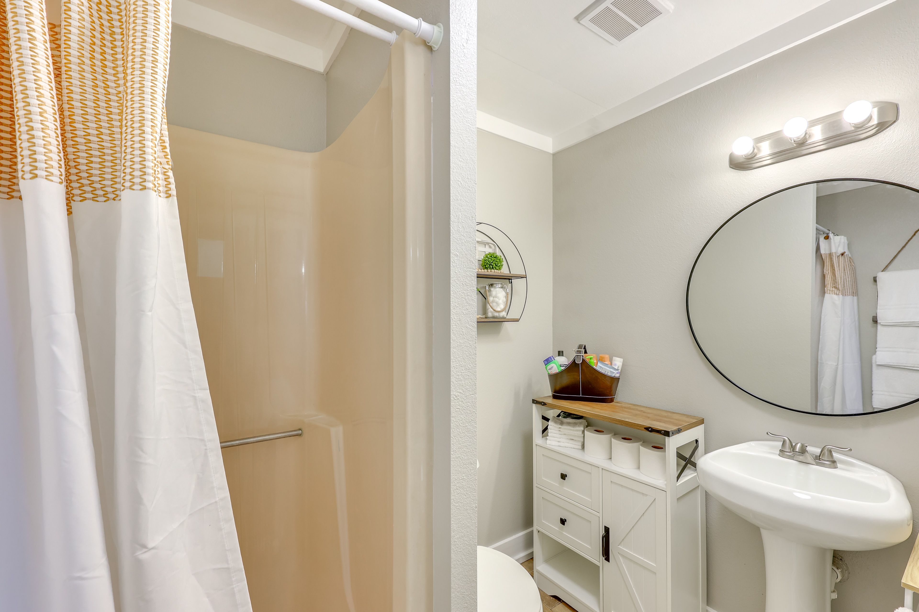 Full Bathroom | Complimentary Toiletries