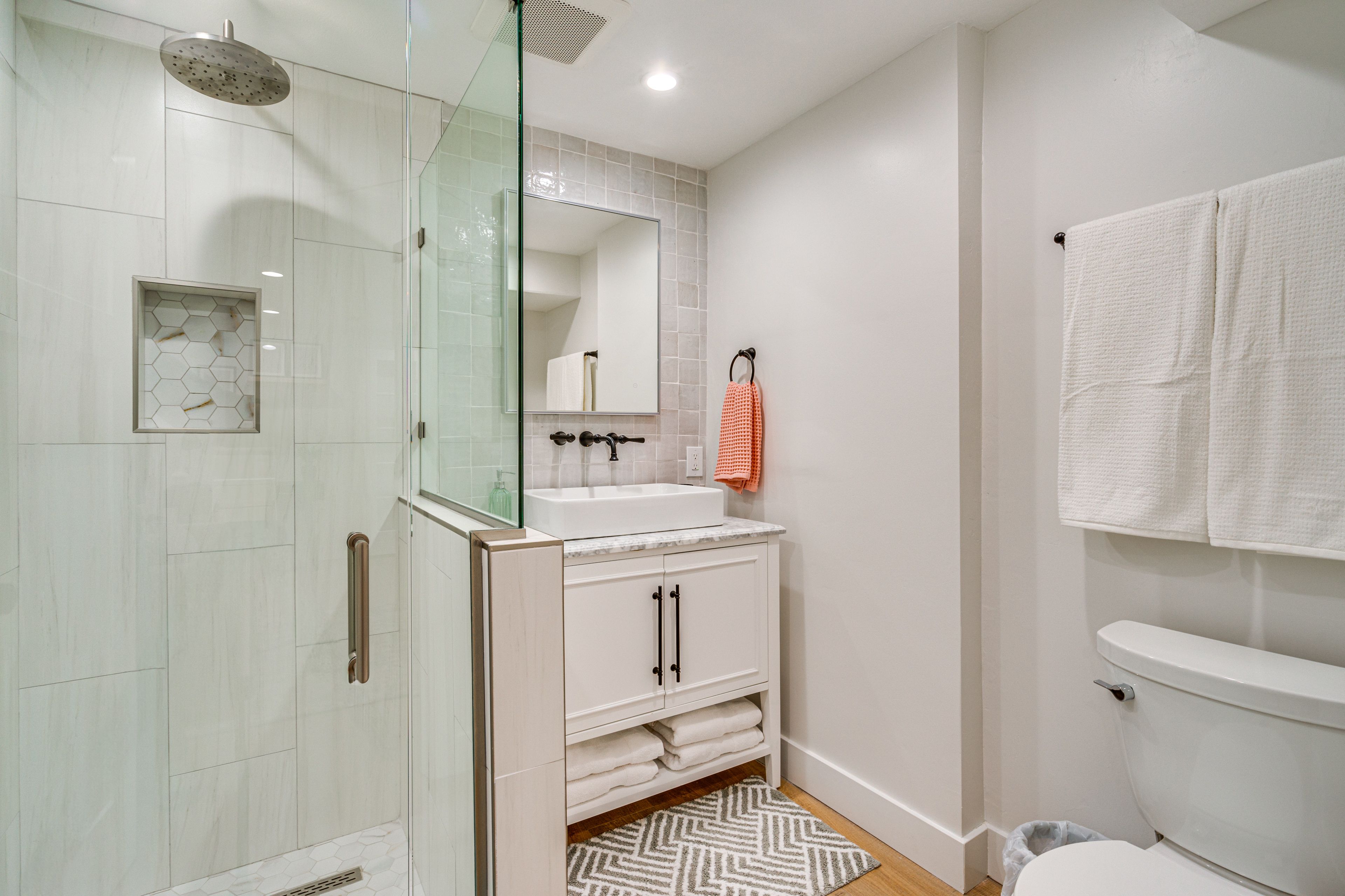 Full Bathroom | Towels Provided