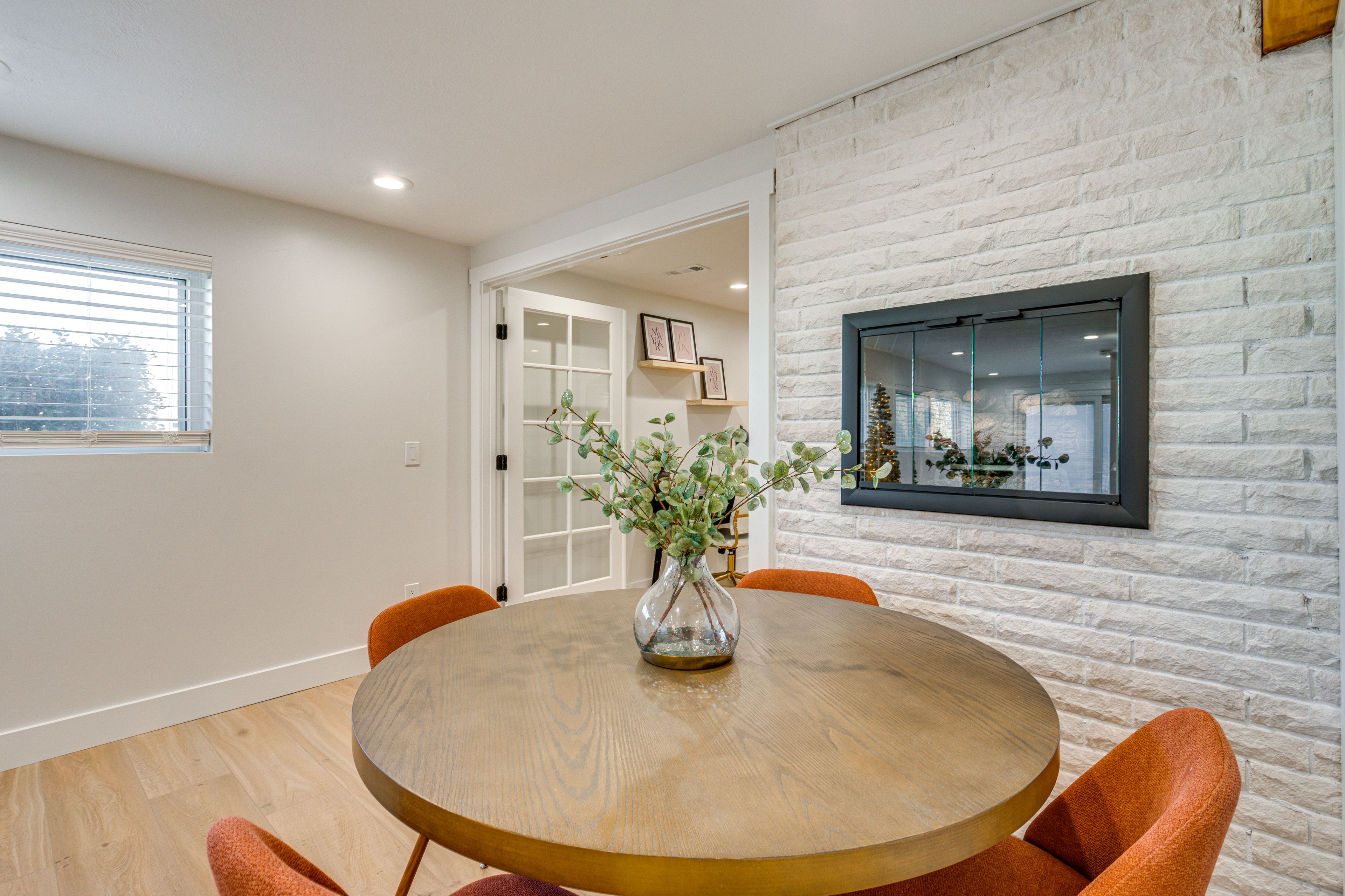 Dining Area | Gas Fireplace | Dishware & Flatware Provided