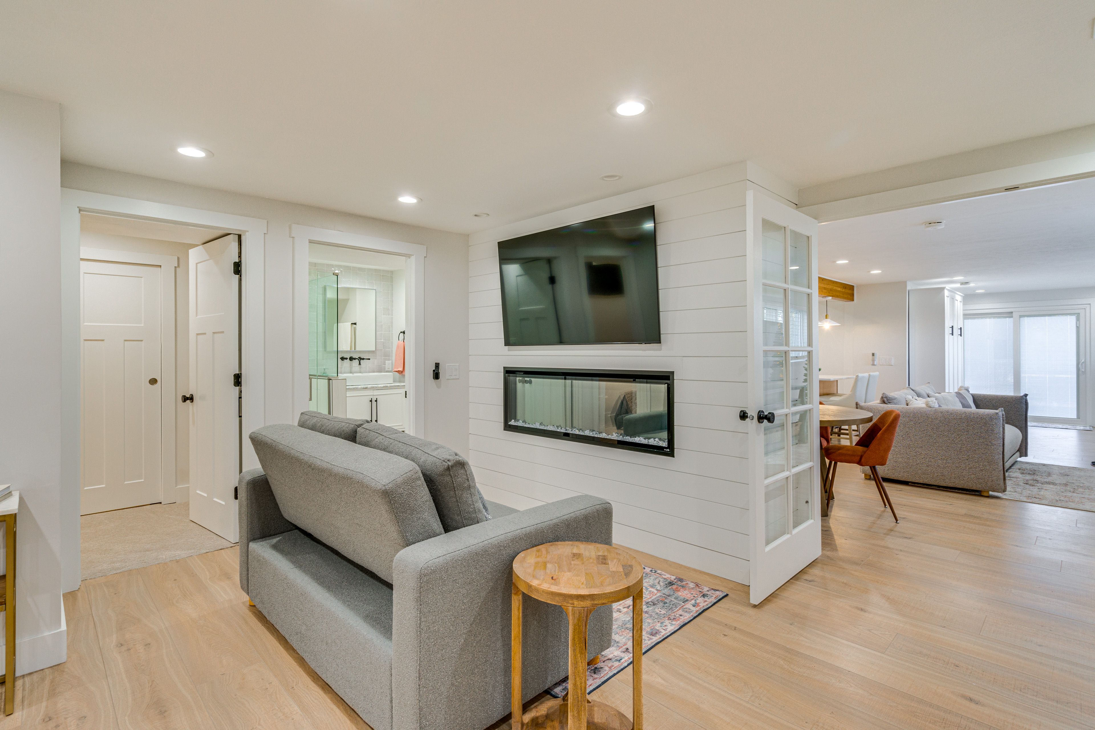 Family Room | Queen Murphy Bed | Full Sleeper Sofa | Smart TV | Gas Fireplace