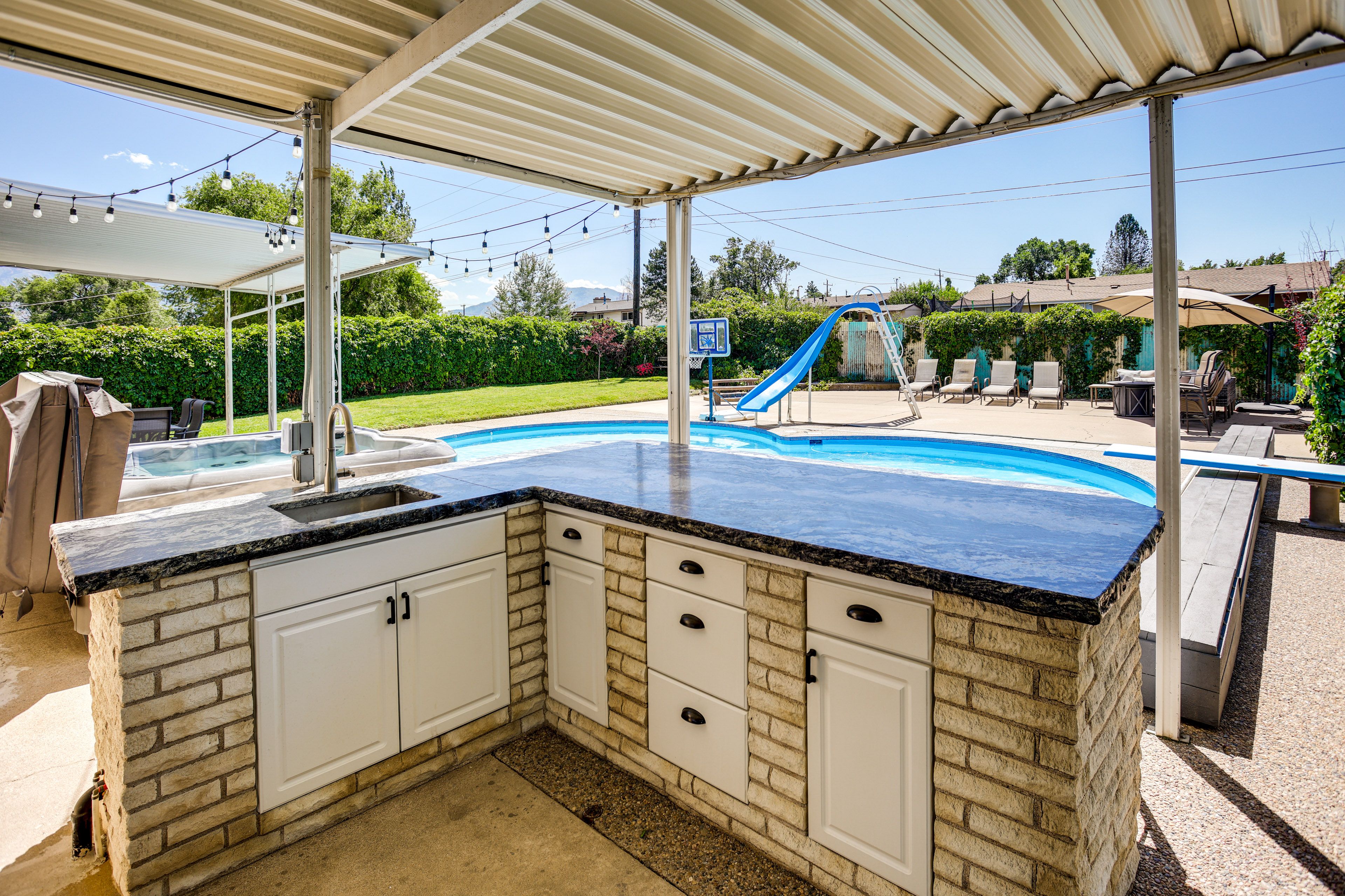 Shared Amenities | Outdoor Kitchen | Wet Bar | Gas Grill