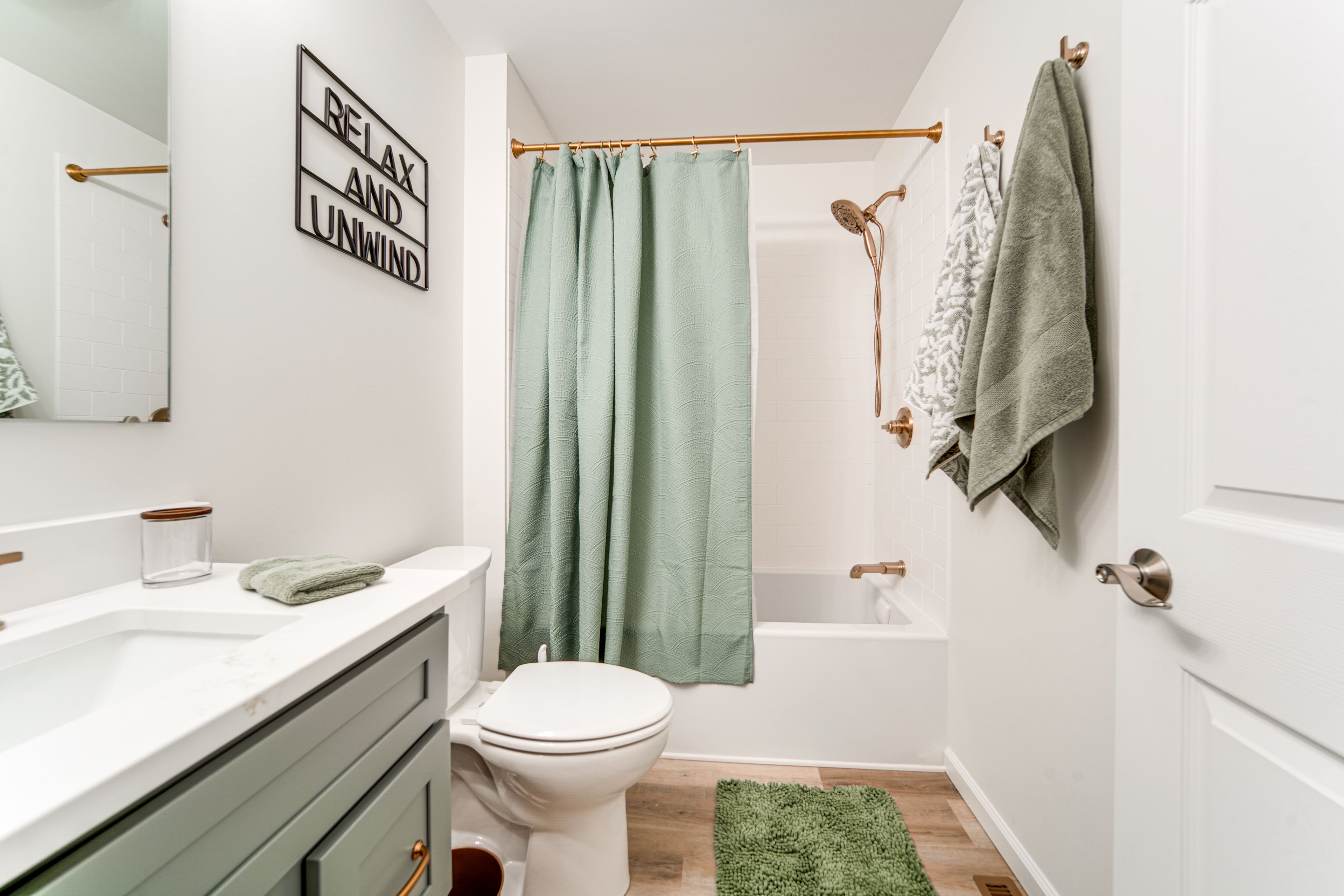 Full Bathroom | Upper Level | Towels Provided