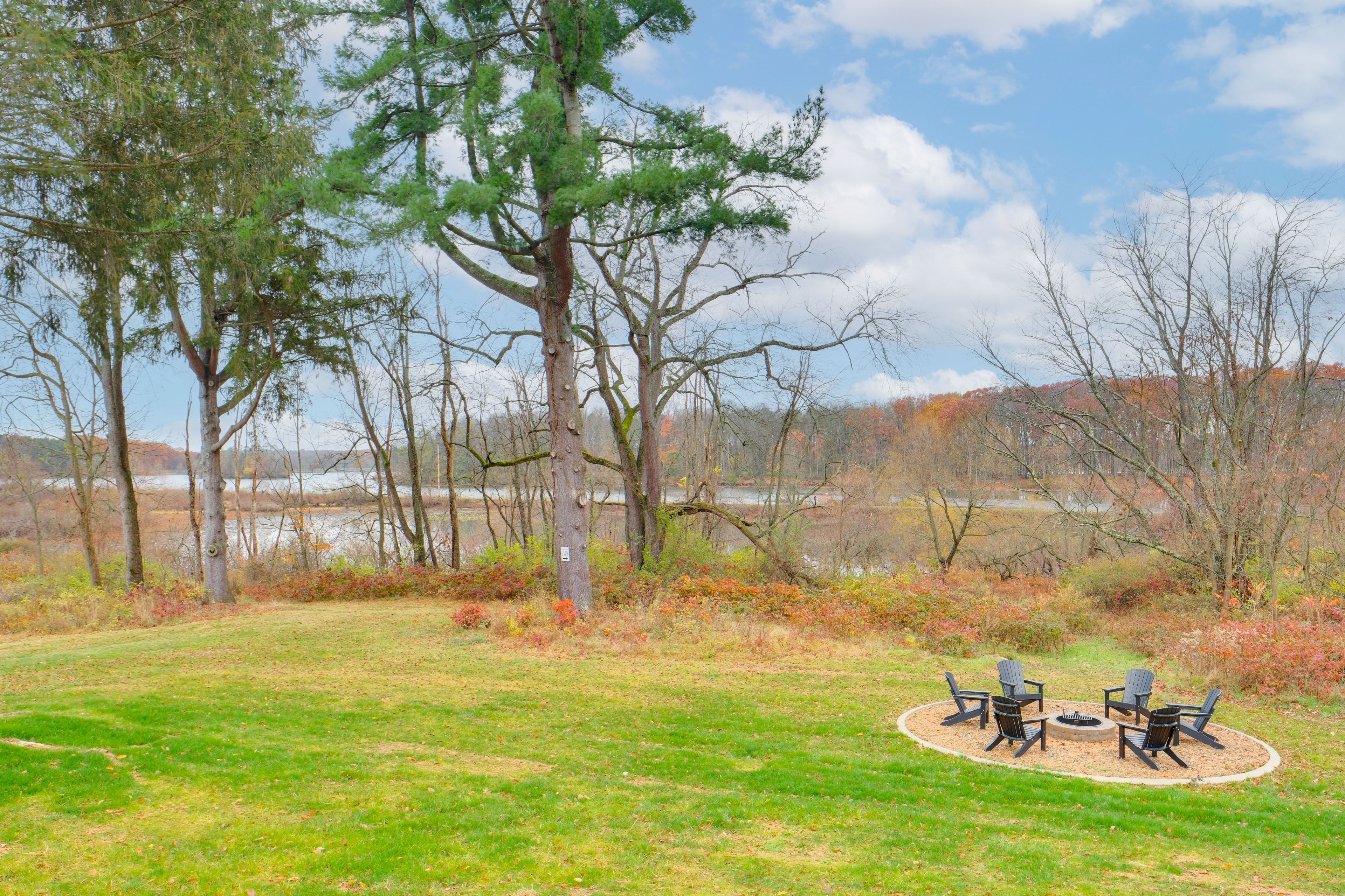 Backyard | Fire Pit | Lake View