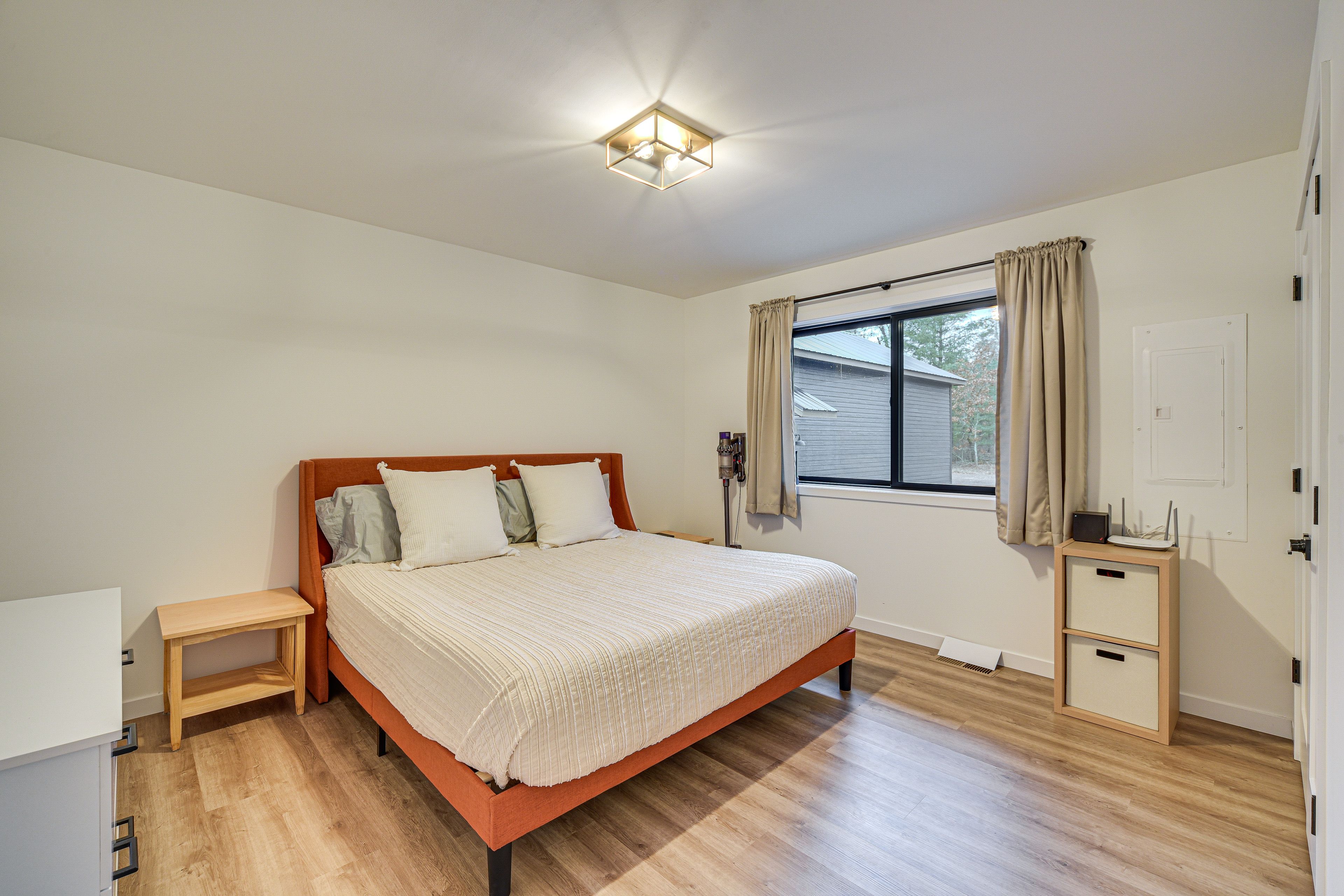 Bedroom | King Bed | Linens Provided | 1st Floor