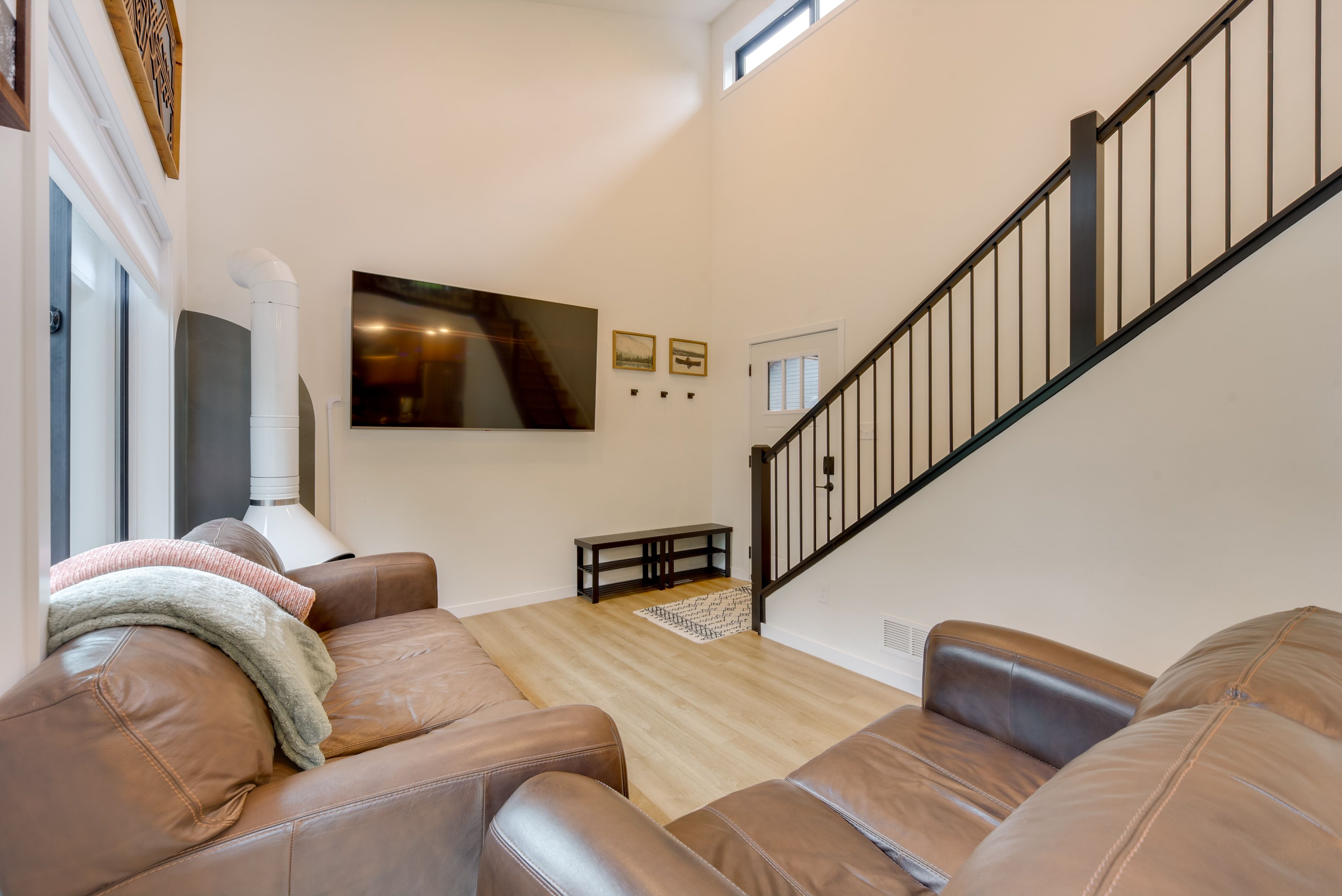 Living Room | Central Heating & A/C | Free WiFi | 1st Floor