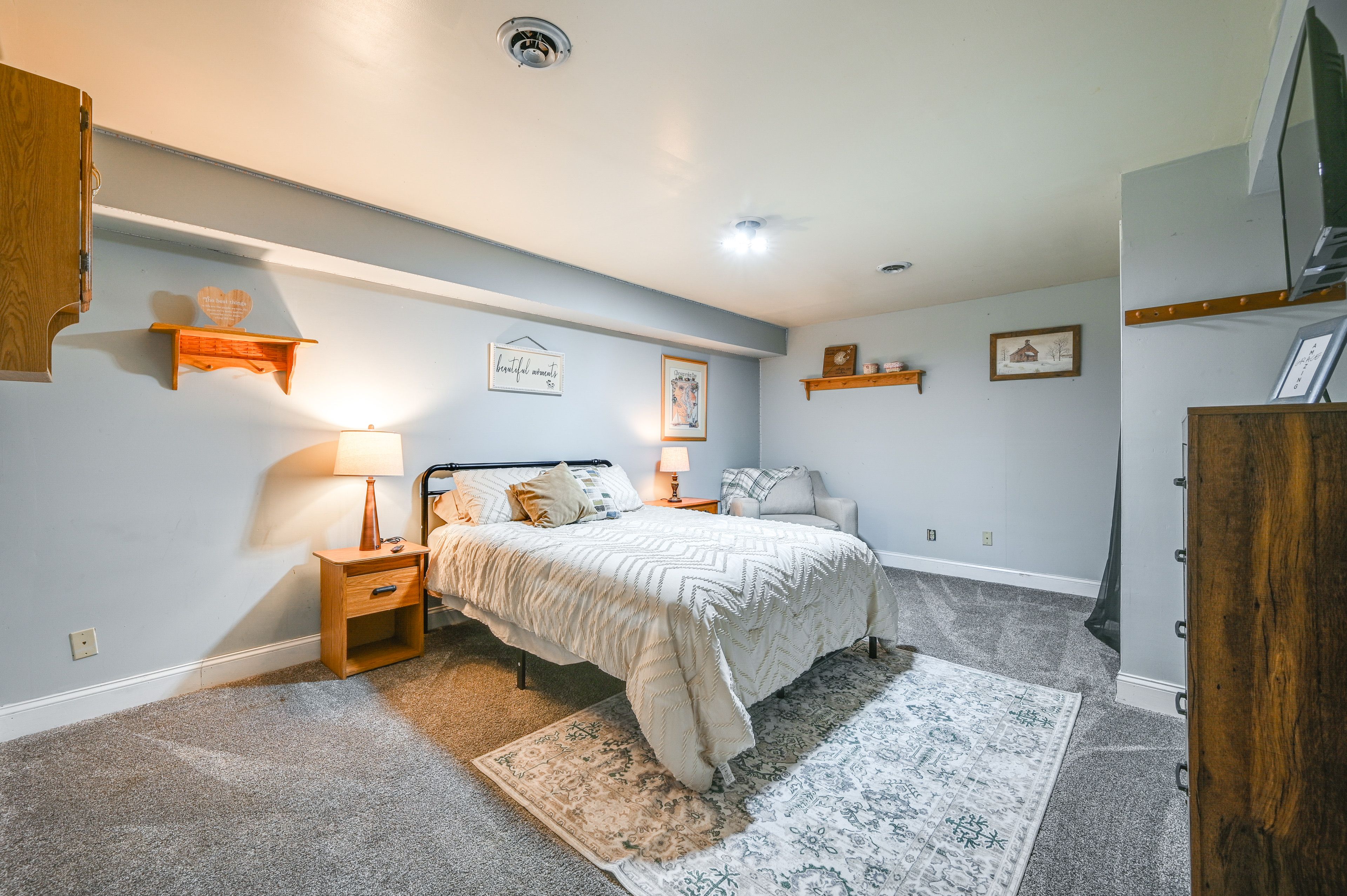 Bonus Room | Queen Bed | Basement Level