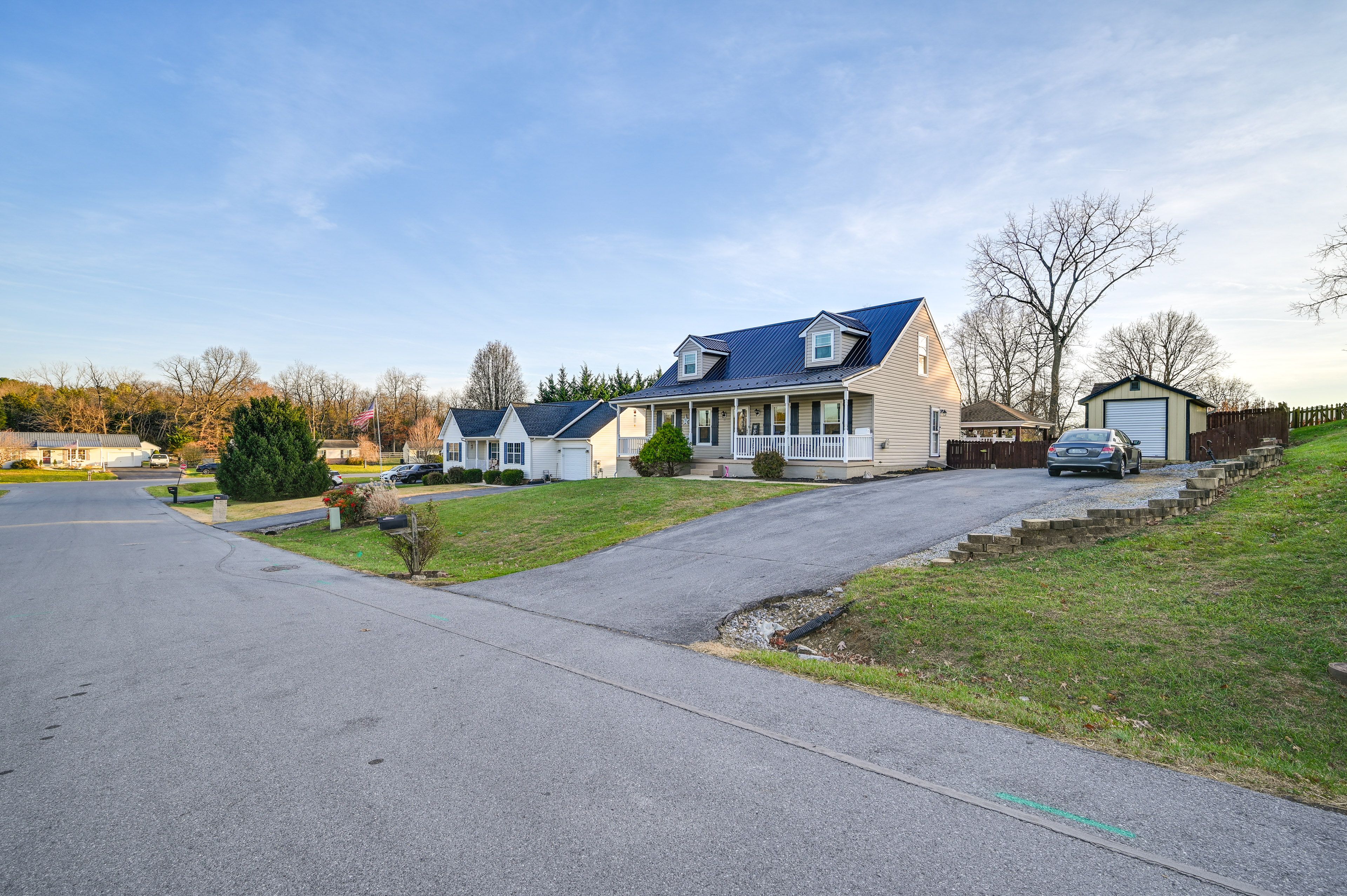 Parking | Driveway (4 Vehicles) | RV/Trailer Parking | Free Street Parking