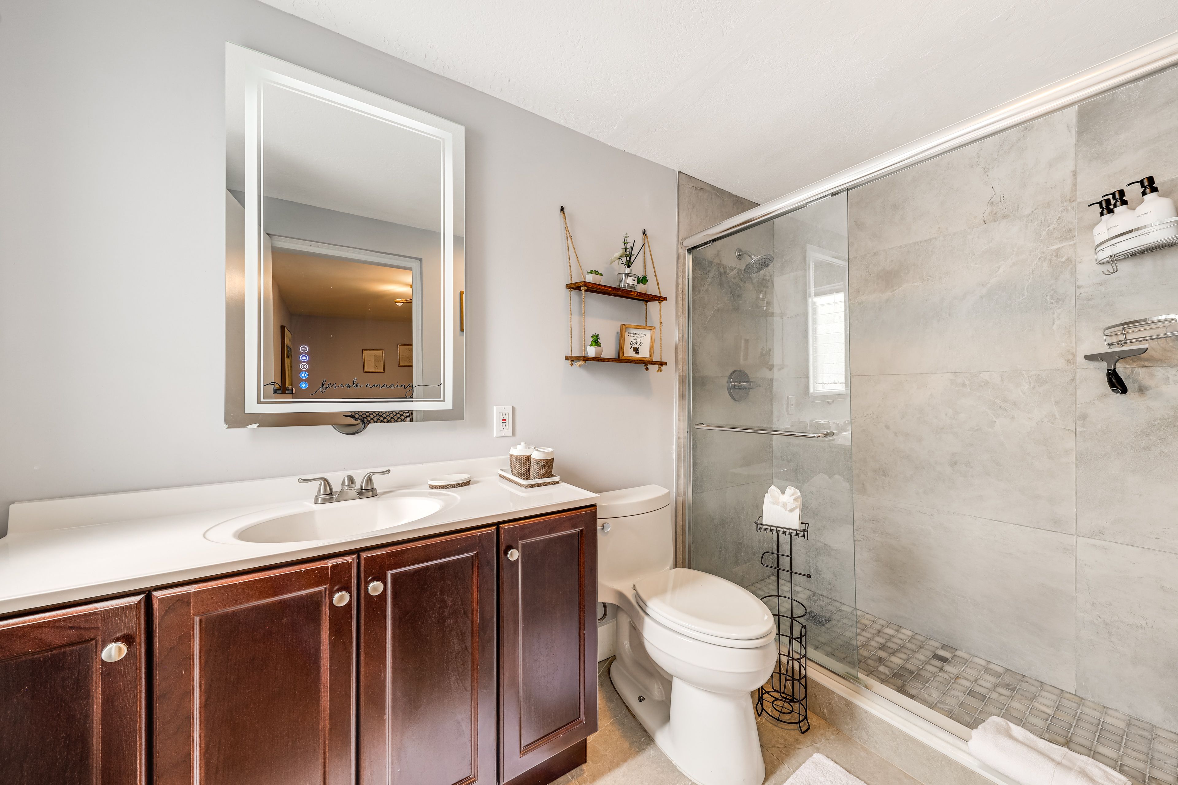 Full Bathroom | Towels Provided
