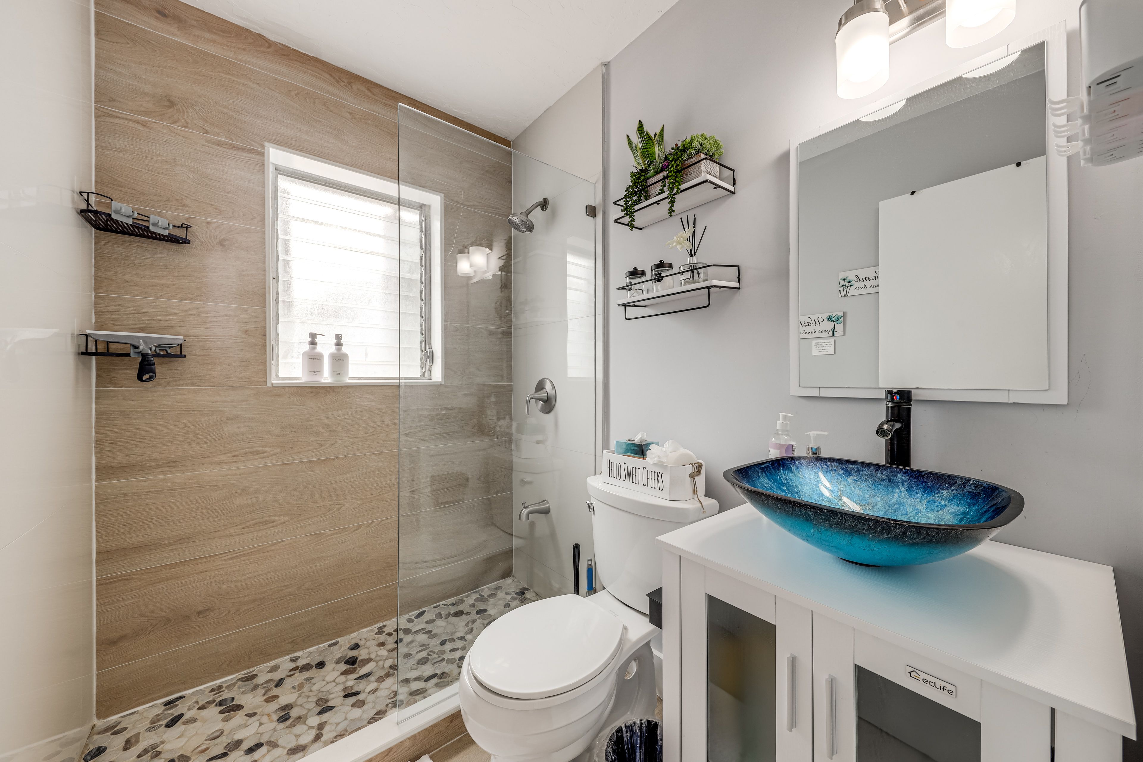 Full Bathroom | Complimentary Toiletries