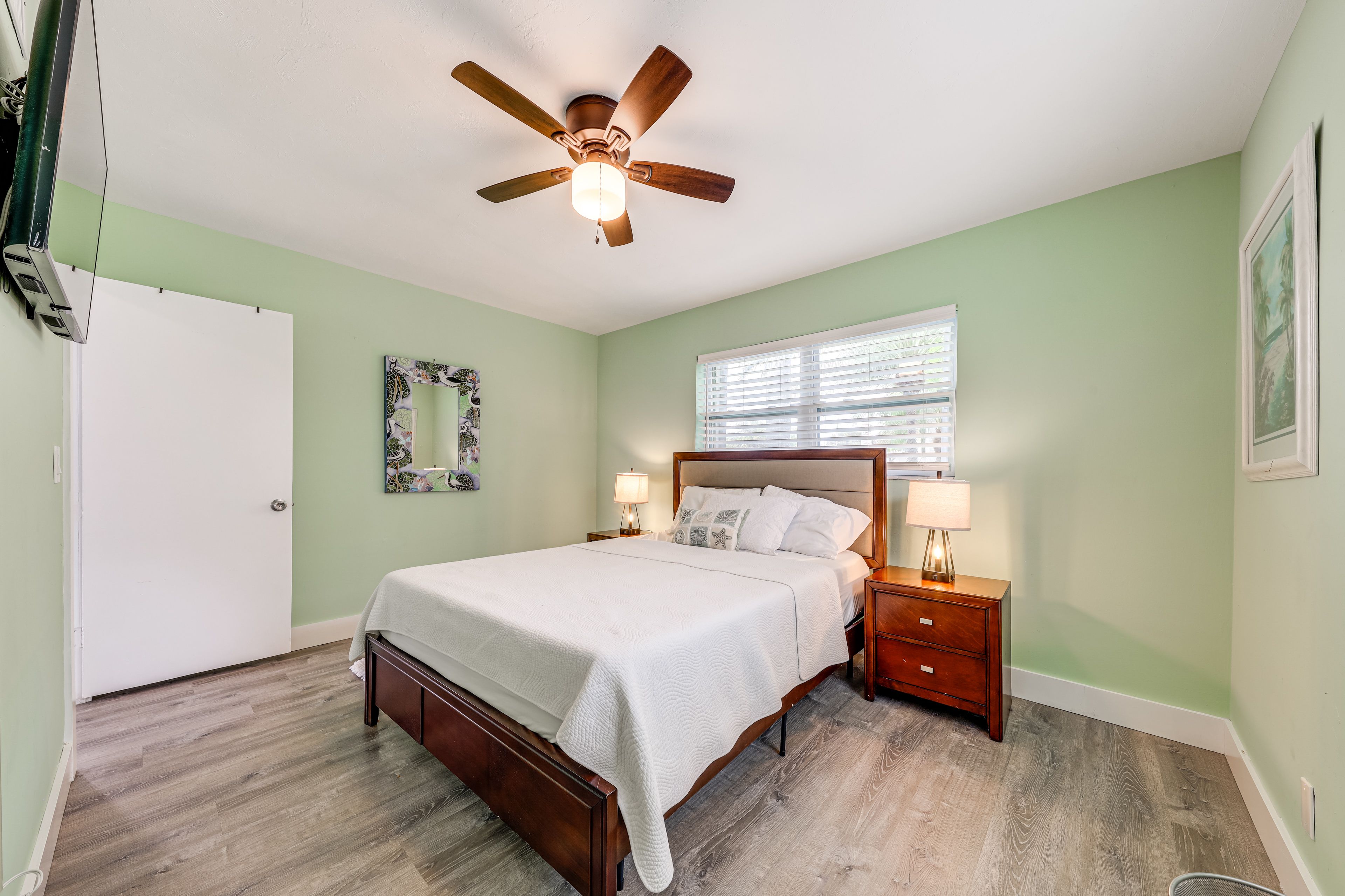 Bedroom 2 | Queen Bed | Smart TV