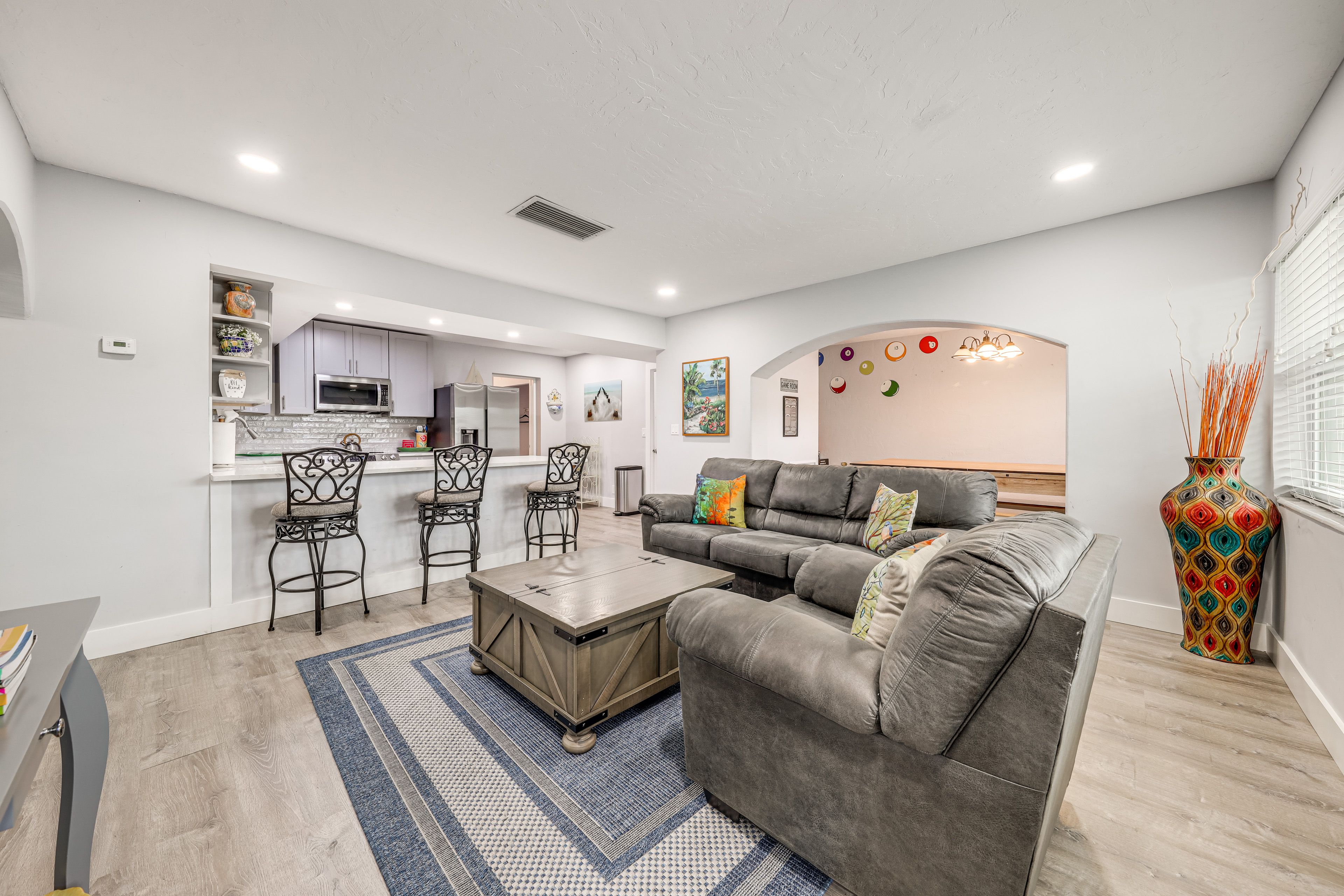 Living Room | Smart TV | Free WiFi | Central A/C & Heating