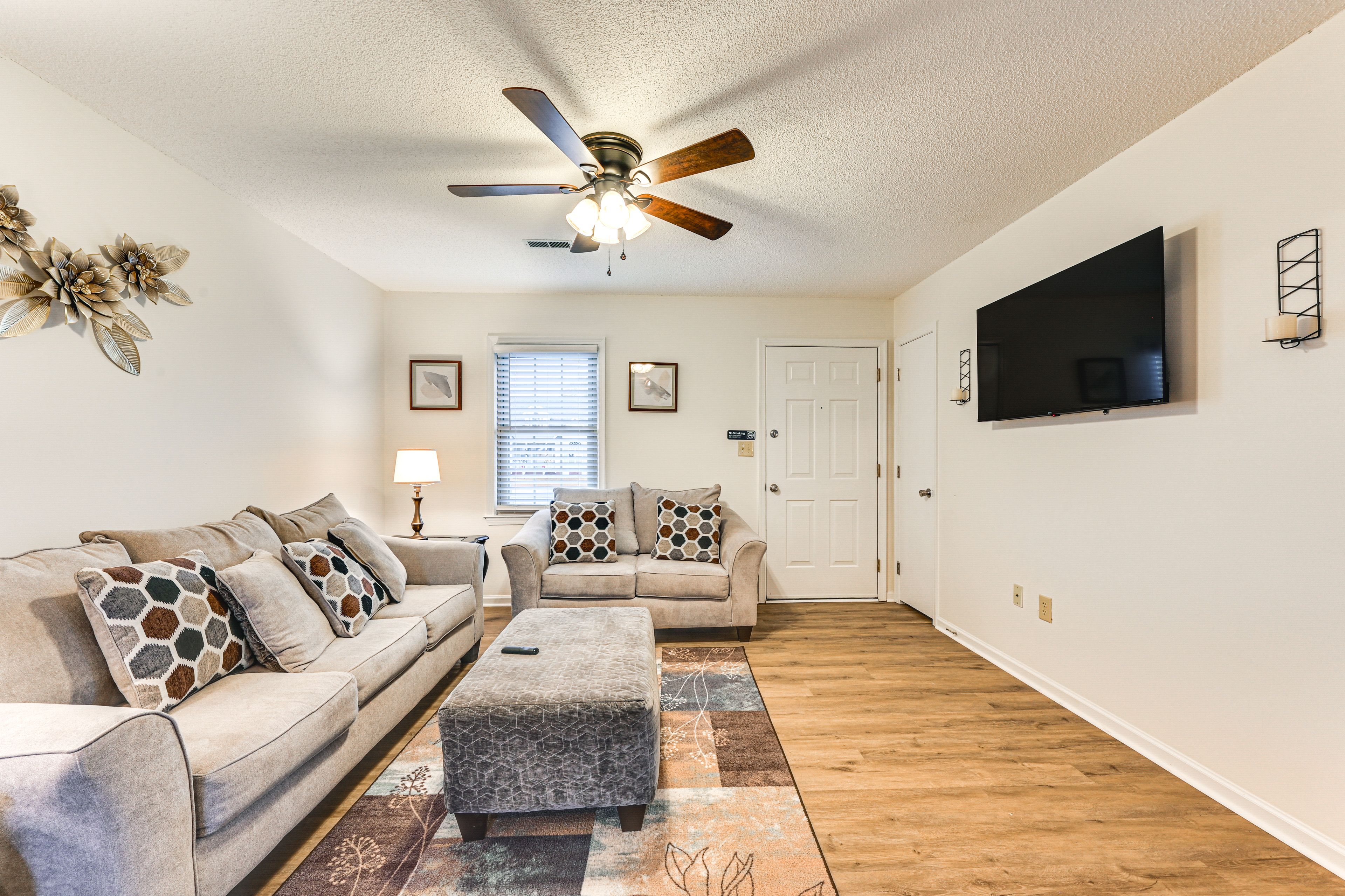 Living Room | Smart TV w/ Cable | Central Heating & A/C | Free WiFi