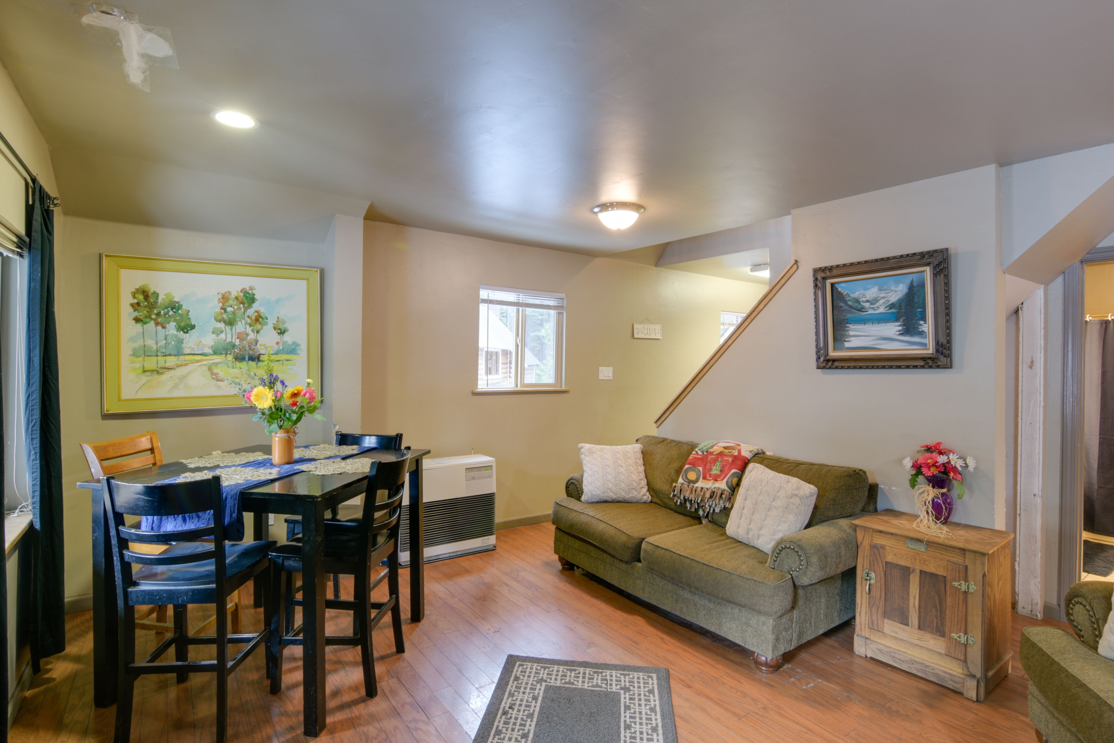 Dining Area | Dishware/Flatware Provided | 1st Floor