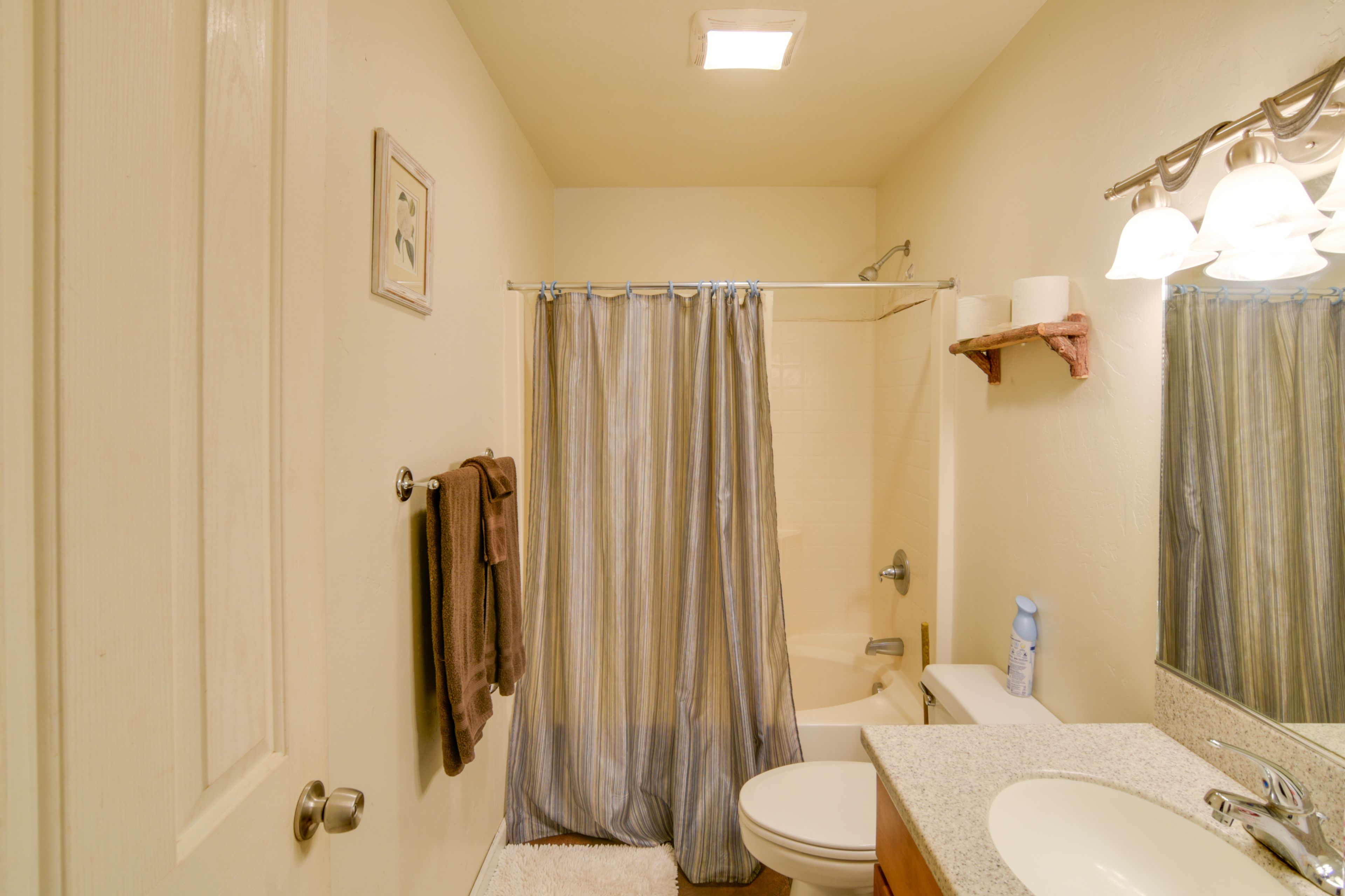 Full Bathroom | Towels Provided | 1st Floor