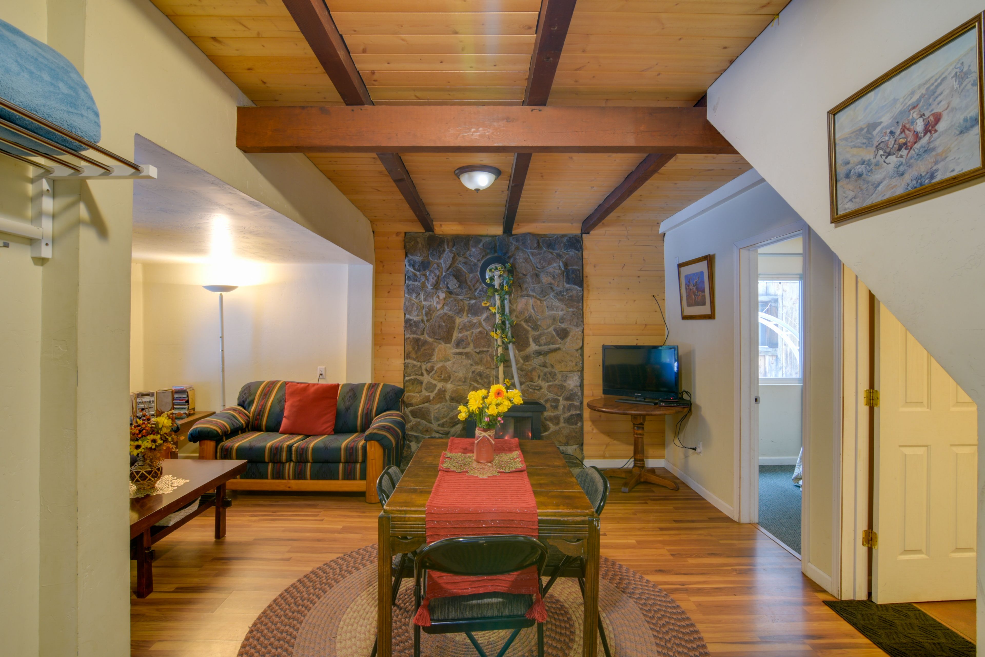 Dining Area | Dishware/Flatware Provided | 1st Floor