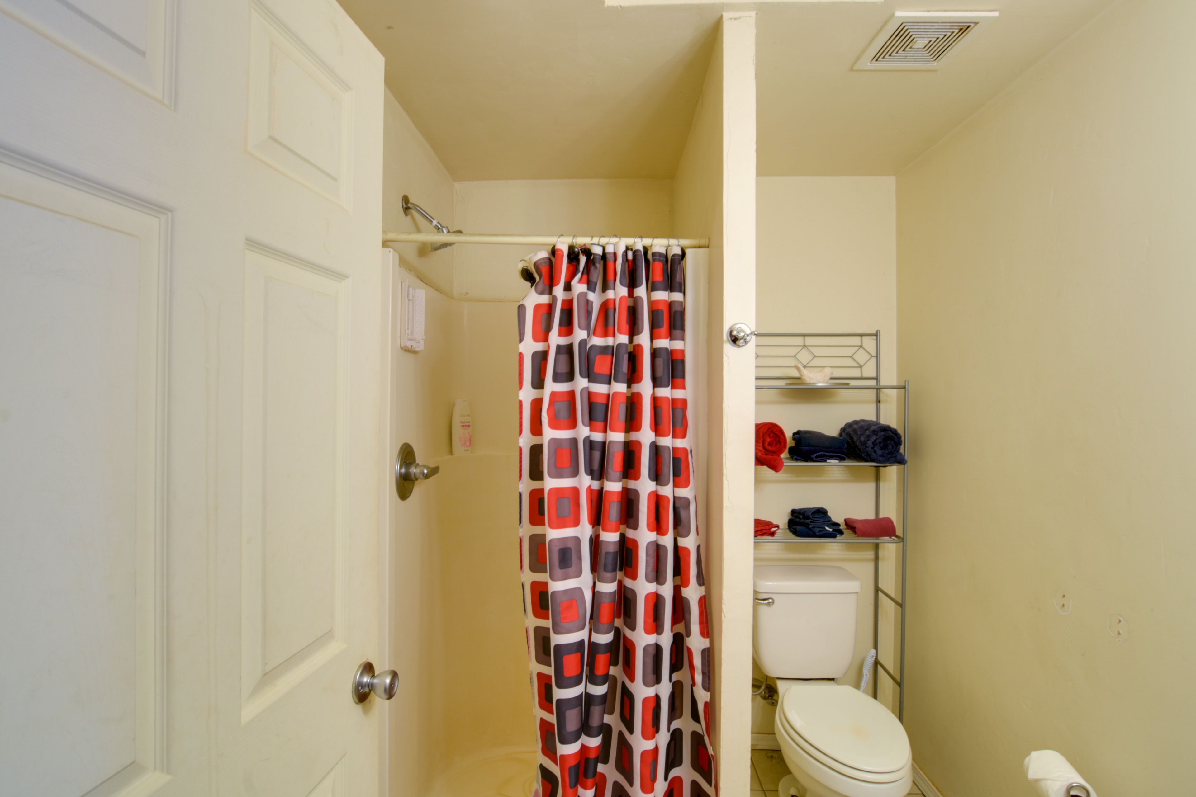Full Bathroom | Towels Provided