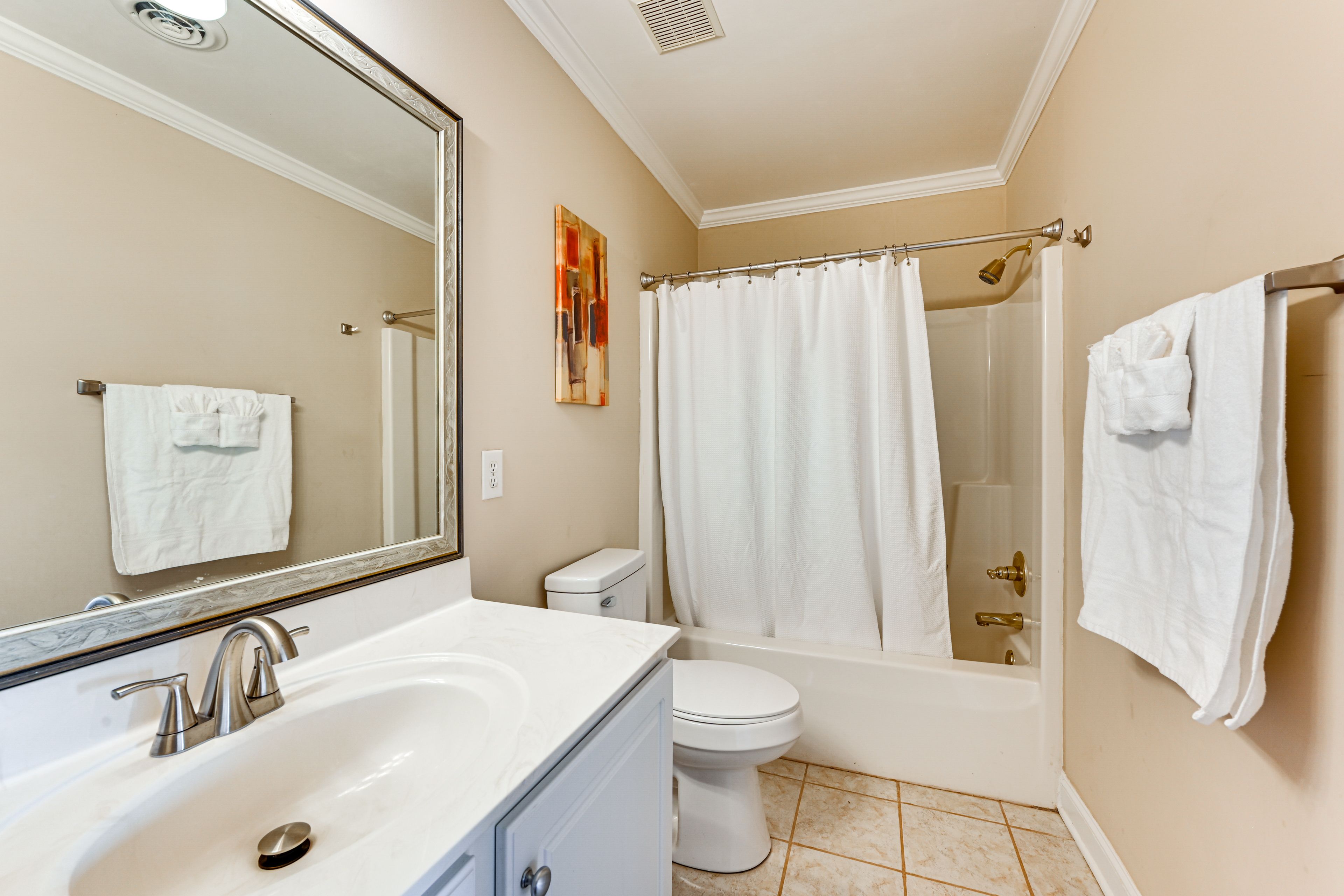 Full Bathroom | 2nd Floor | Towels Provided